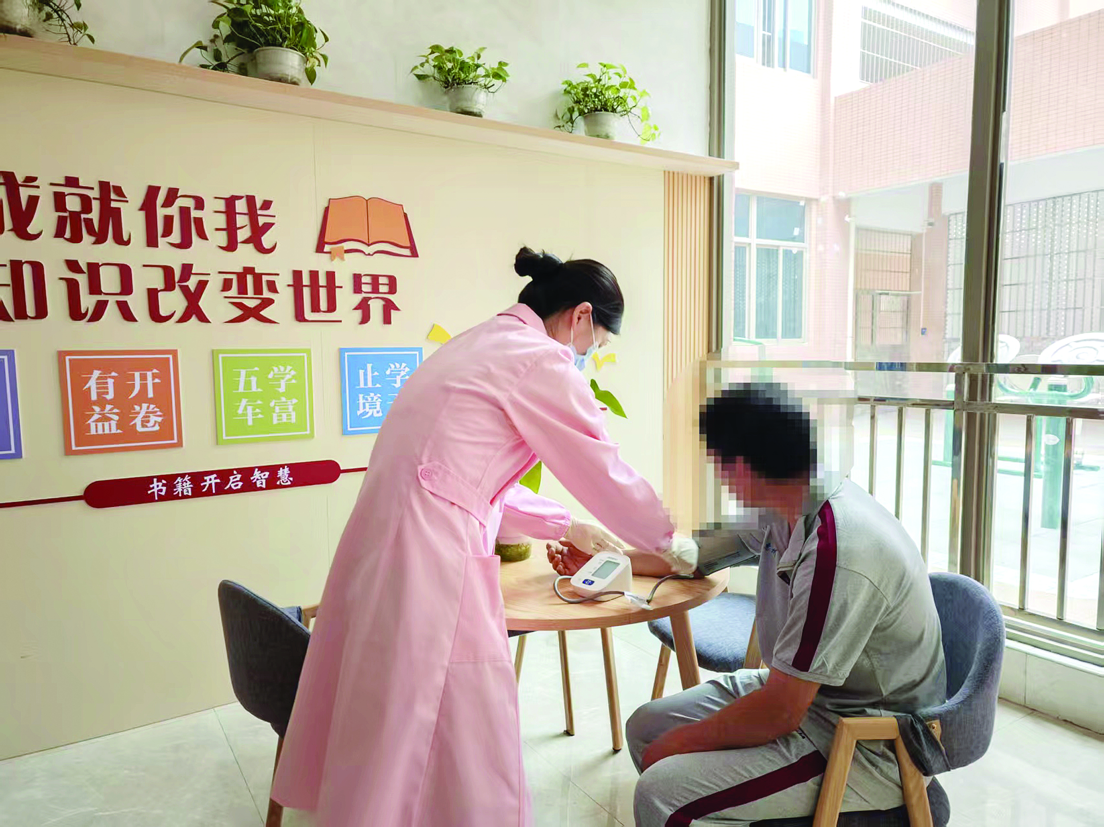     惠州市综合救助服务中心工作人员为求助人员量血压。