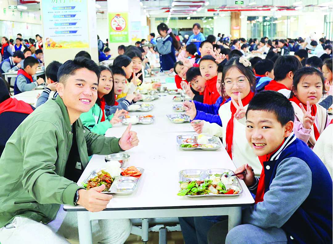     全区学校百分百实现师生同餐。    图片由大亚湾区纪检监察工委提供