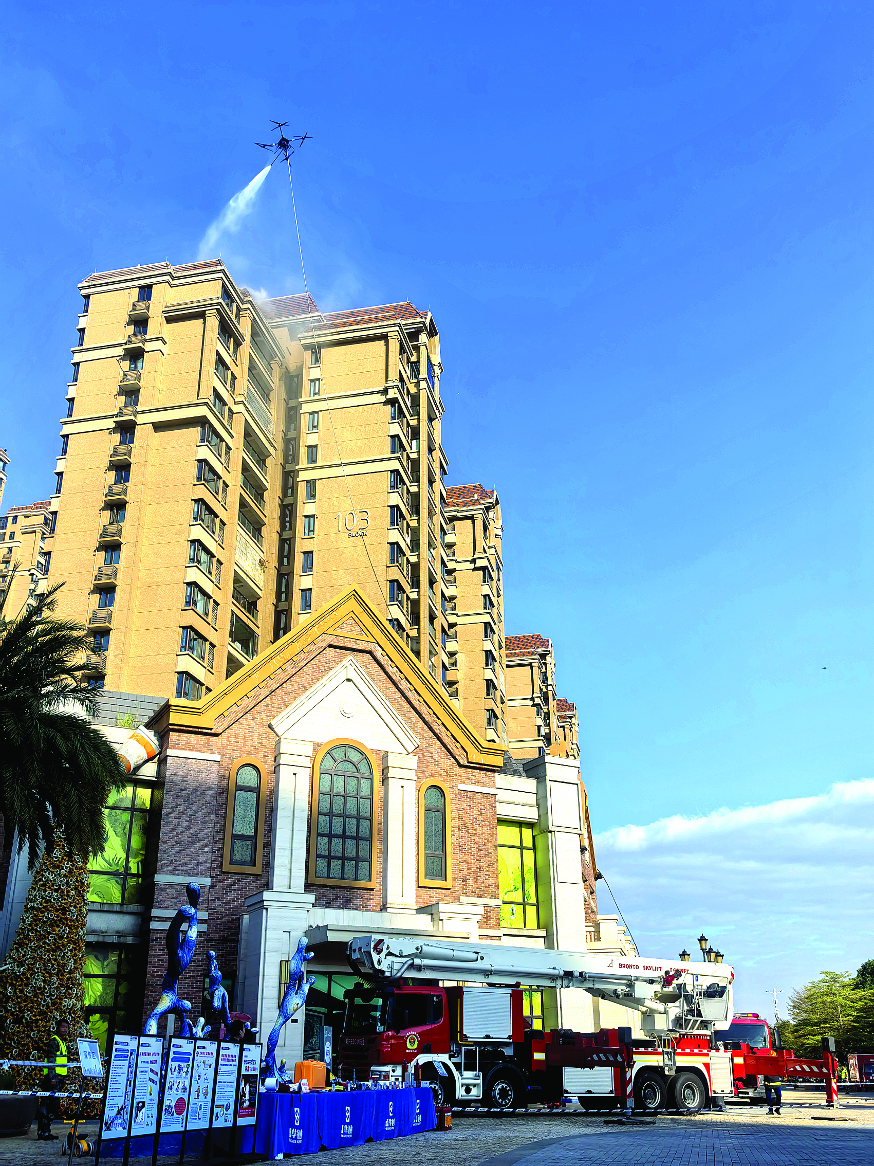     演练现场，消防无人机执行喷射灭火救援。    惠州日报记者杨帆 摄