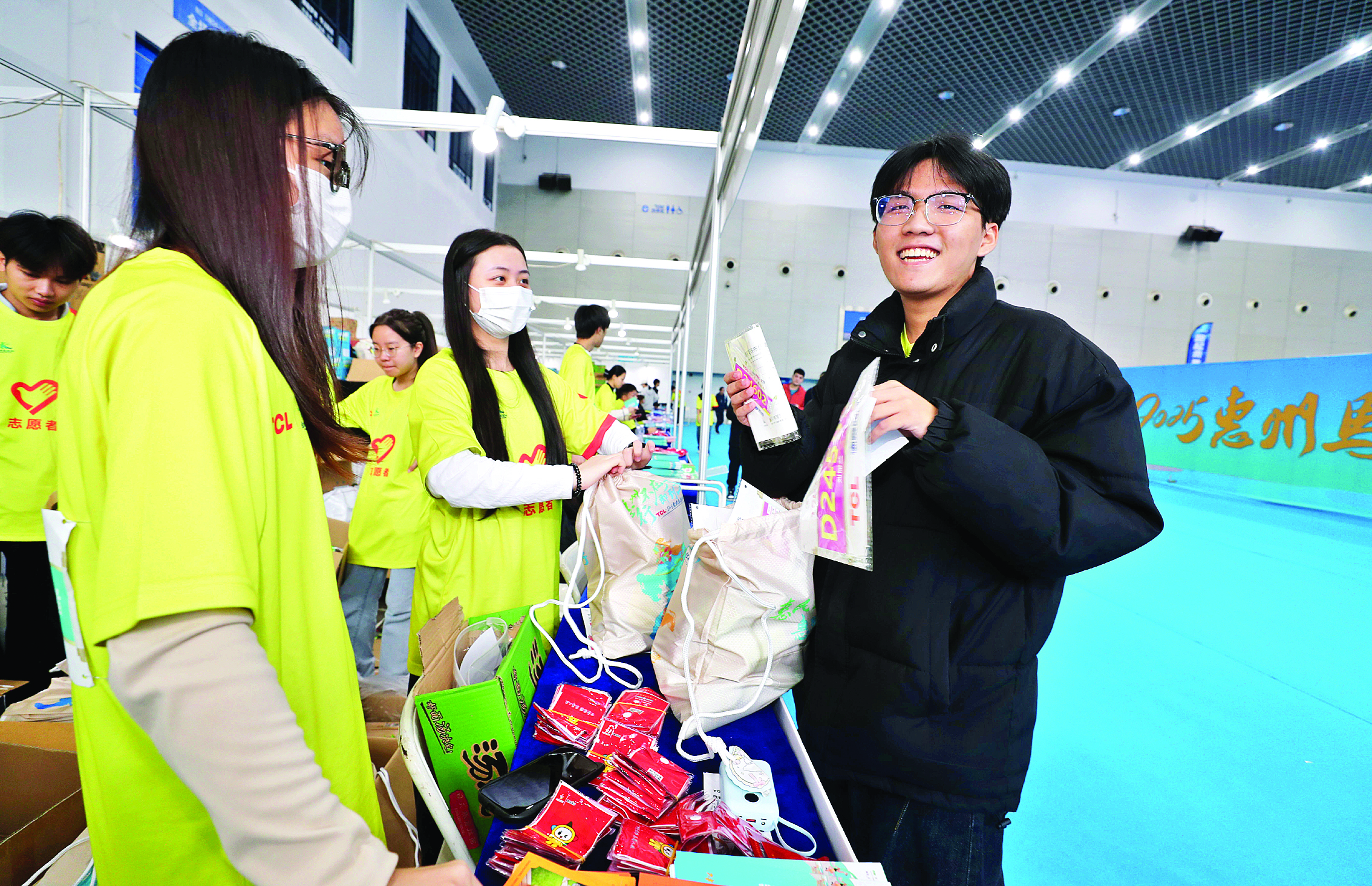     12月26日，跑友在领取参赛包和参赛服。本组图片 惠州日报记者钟畅新 摄