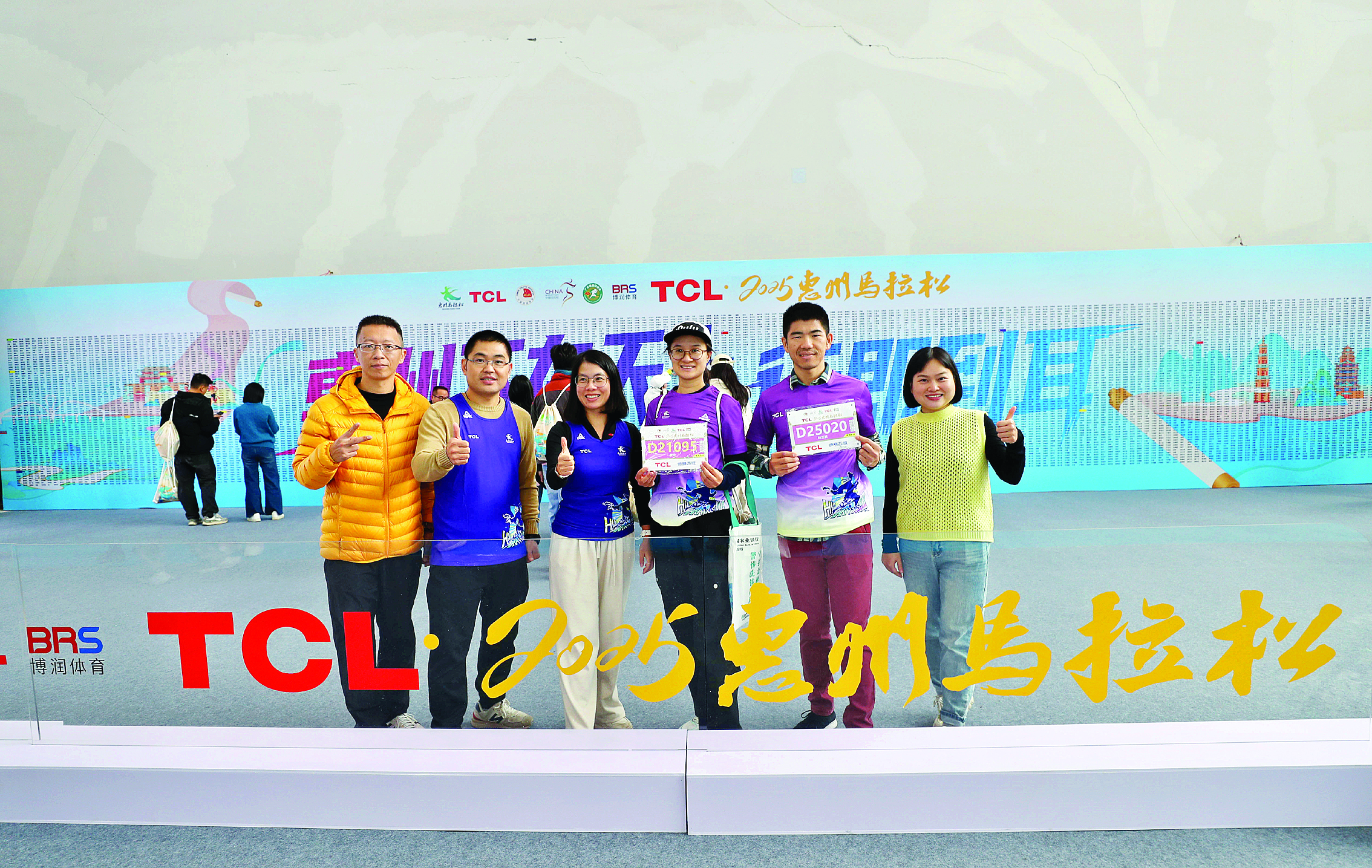     众多跑友在惠州会展中心马拉松博览会拍照打卡。