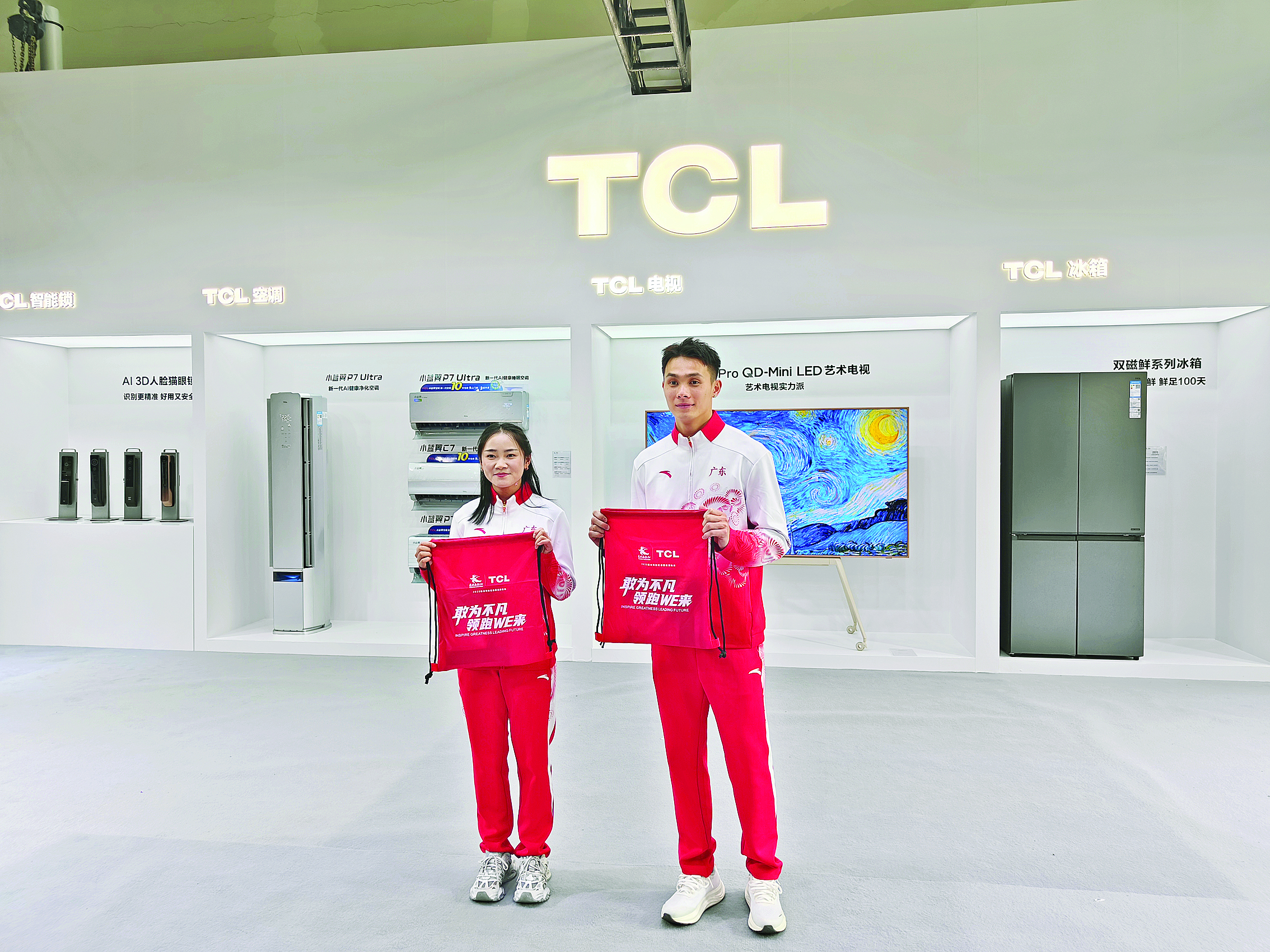     亚运冠军梁小静、严海滨亮相惠州。惠州日报记者刘炜炜 摄