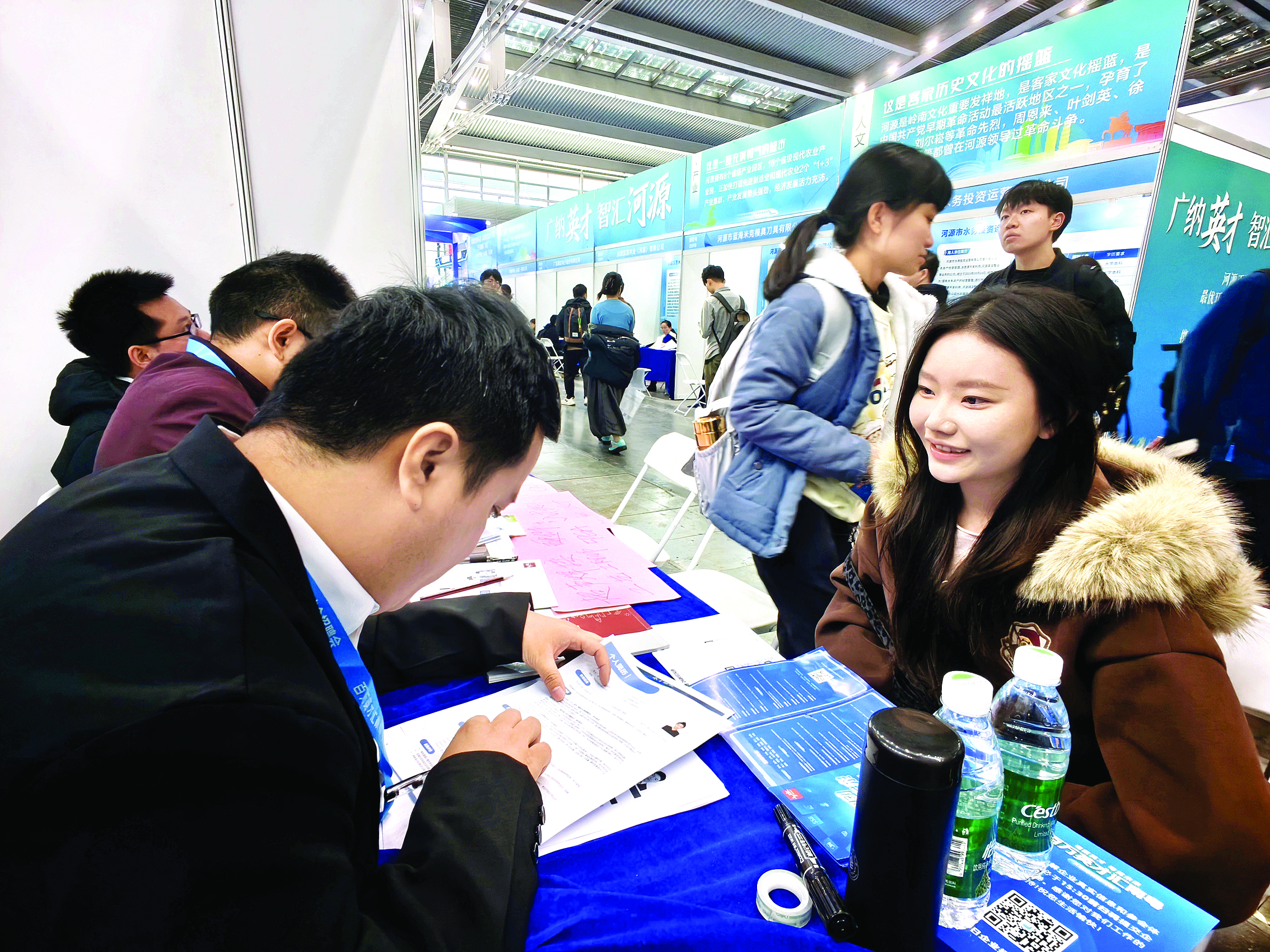     求职者向意向企业投递简历。本组图片 惠州日报记者杨建业 摄