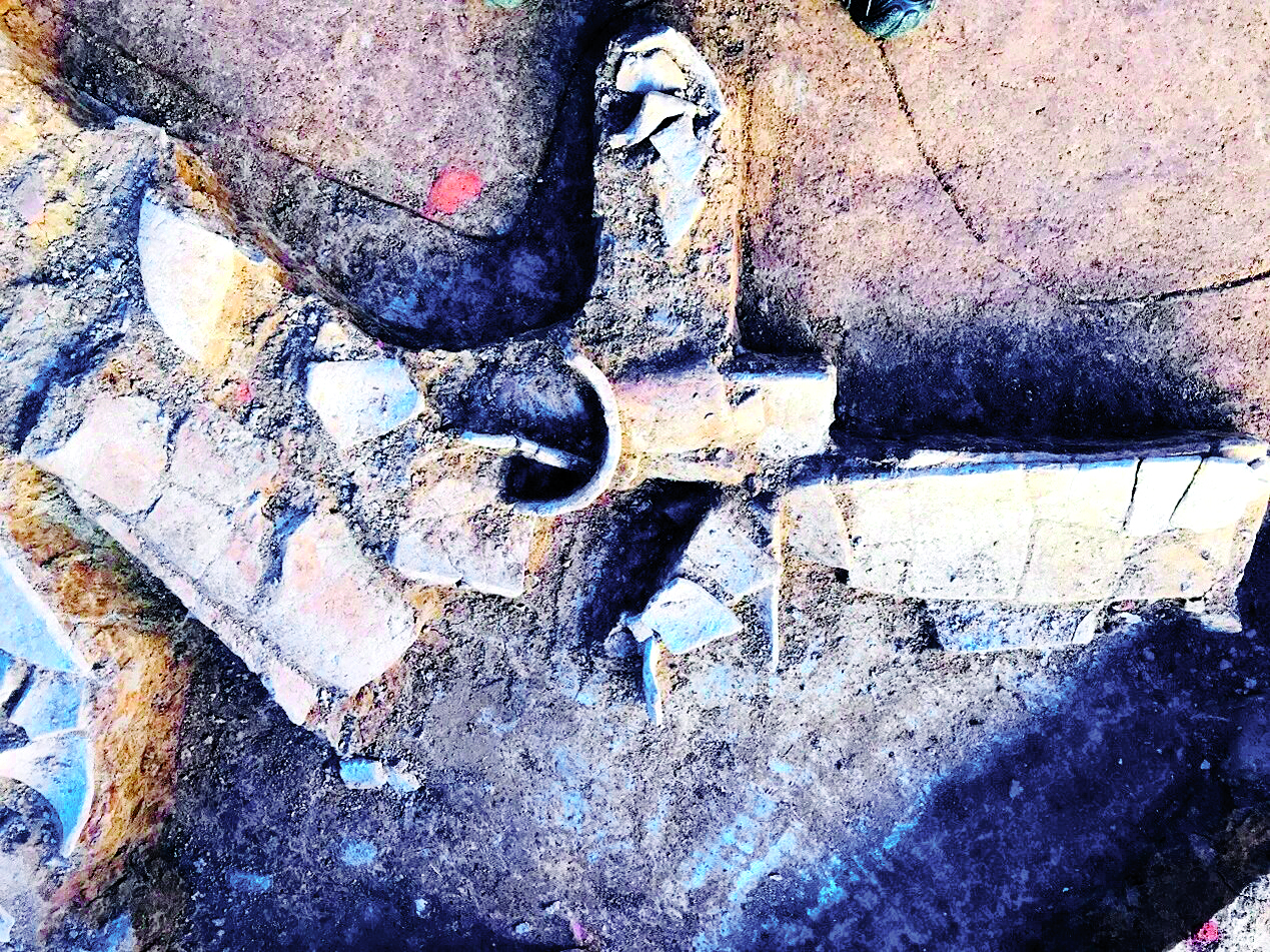 <p>    JZ1垫土中大型板瓦与筒瓦。</p>