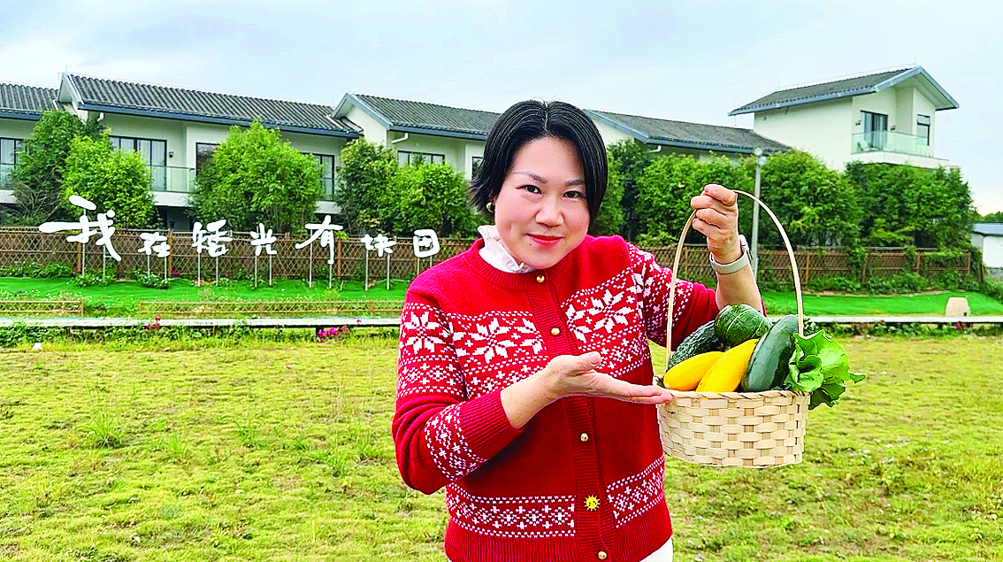     记者在矮光村共享农场。通讯员马文蕾 摄