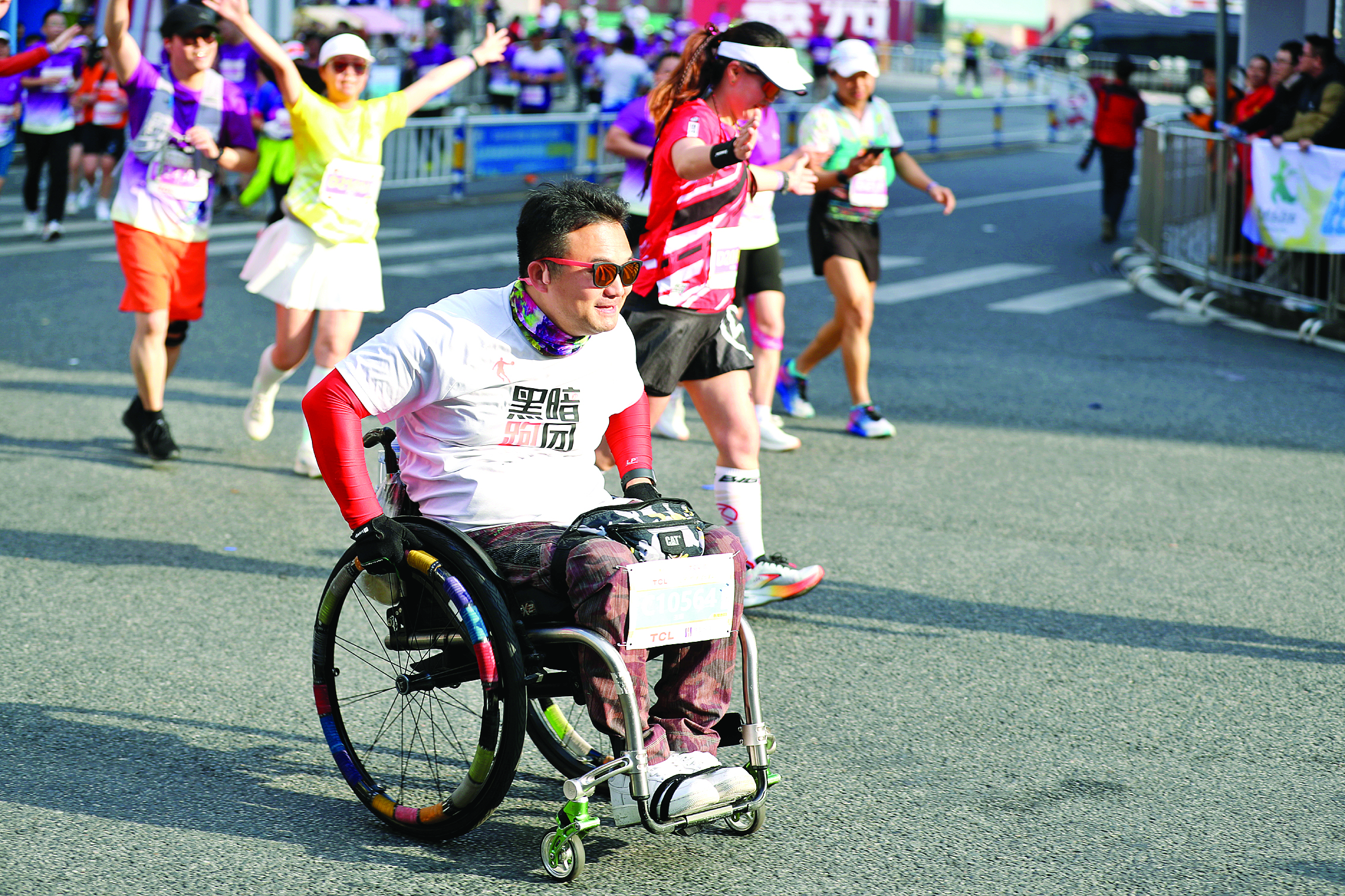     王璟划行轮椅跑惠马。