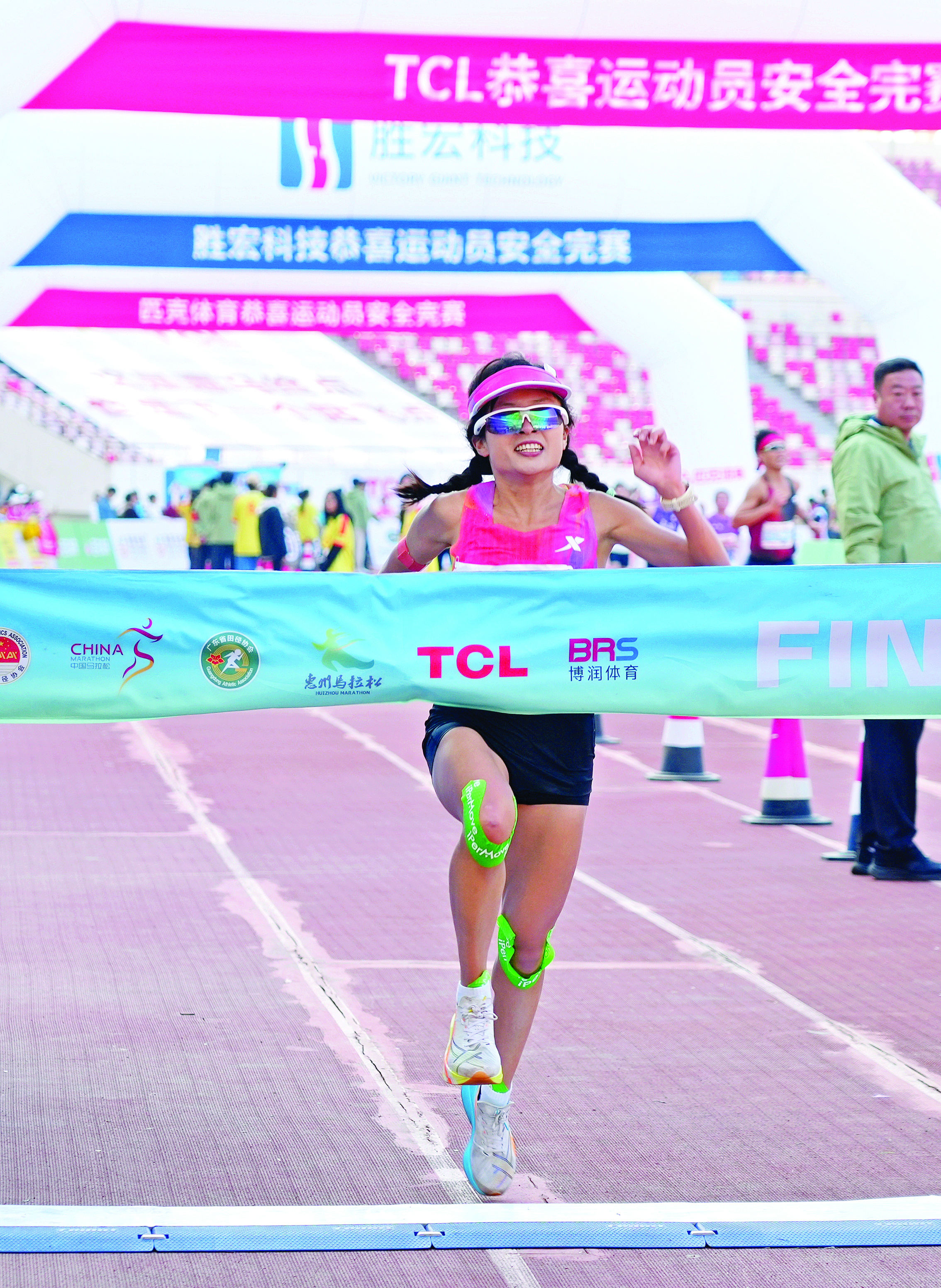     全马女子组冠军韦洁婷。