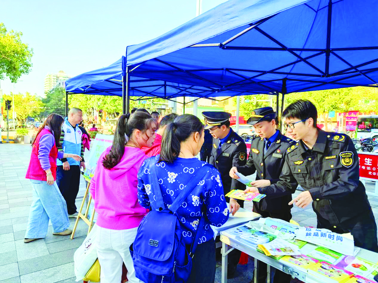     志愿者向市民科普垃圾分类知识。    惠州日报记者彭红霞 通讯员李曦蕊 刘希 摄