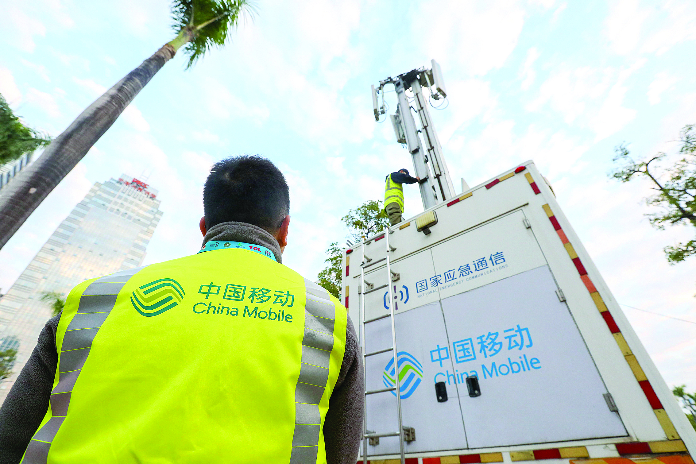     惠州移动工作人员对比赛区域站点容量进行细致摸排。