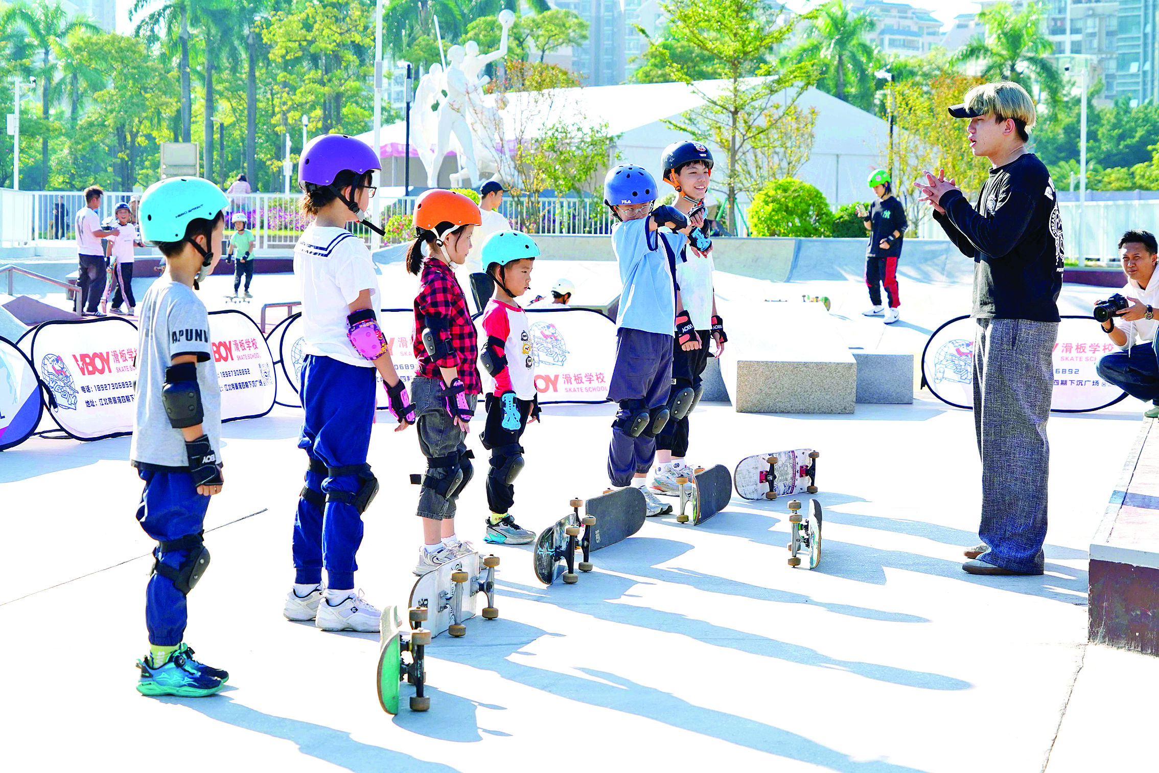     滑板爱好者在惠州市江北体育公园练习滑板。惠州日报记者李松权 摄