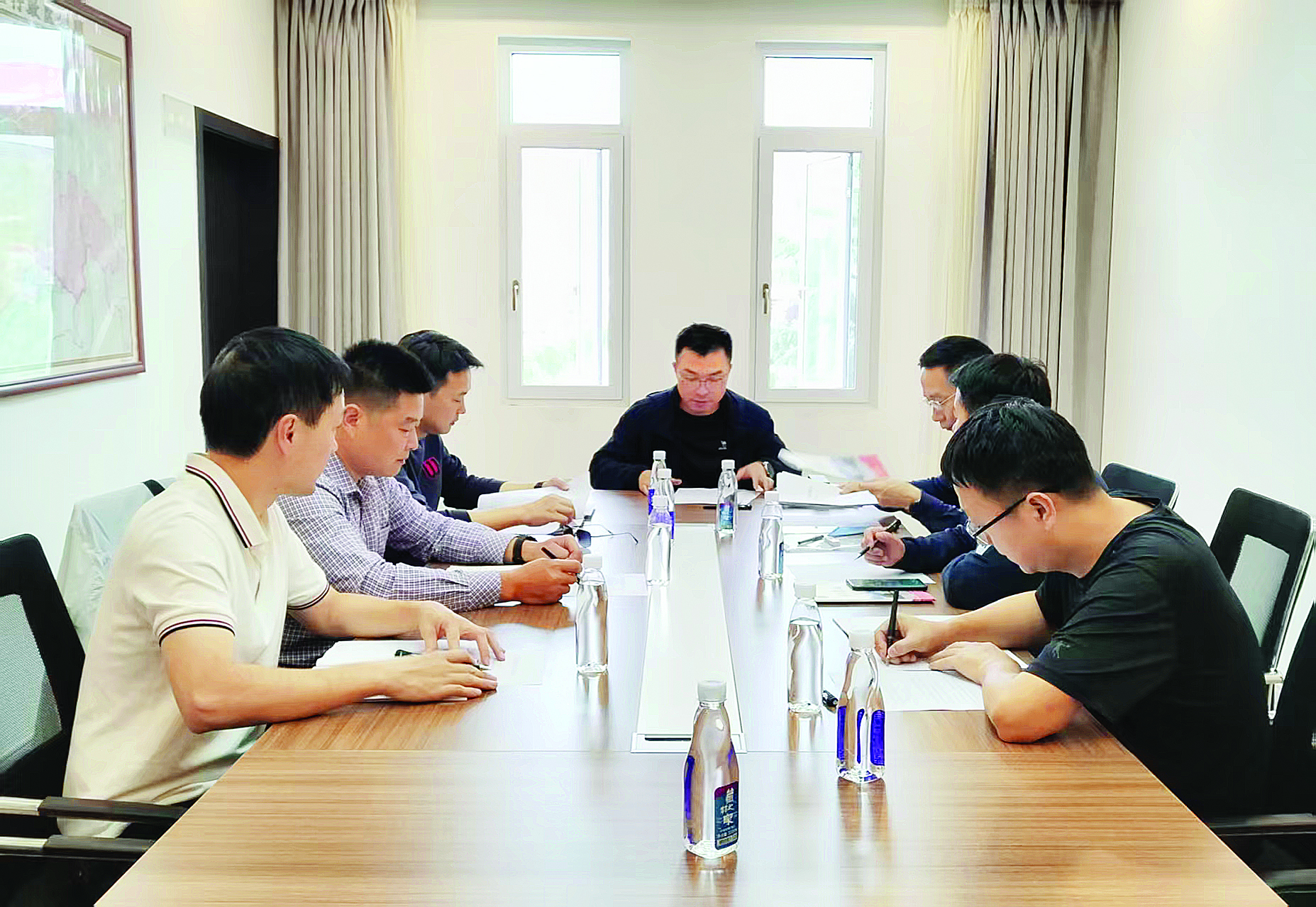     惠州第十一批援藏工作组开展学习研讨。