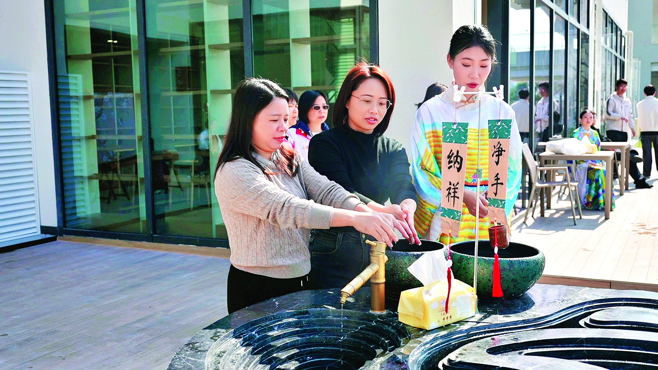     司乘人员在龙门温泉主题服务区体验手汤。本组图片 惠州日报记者黄宇翔 通讯员龙融心 摄