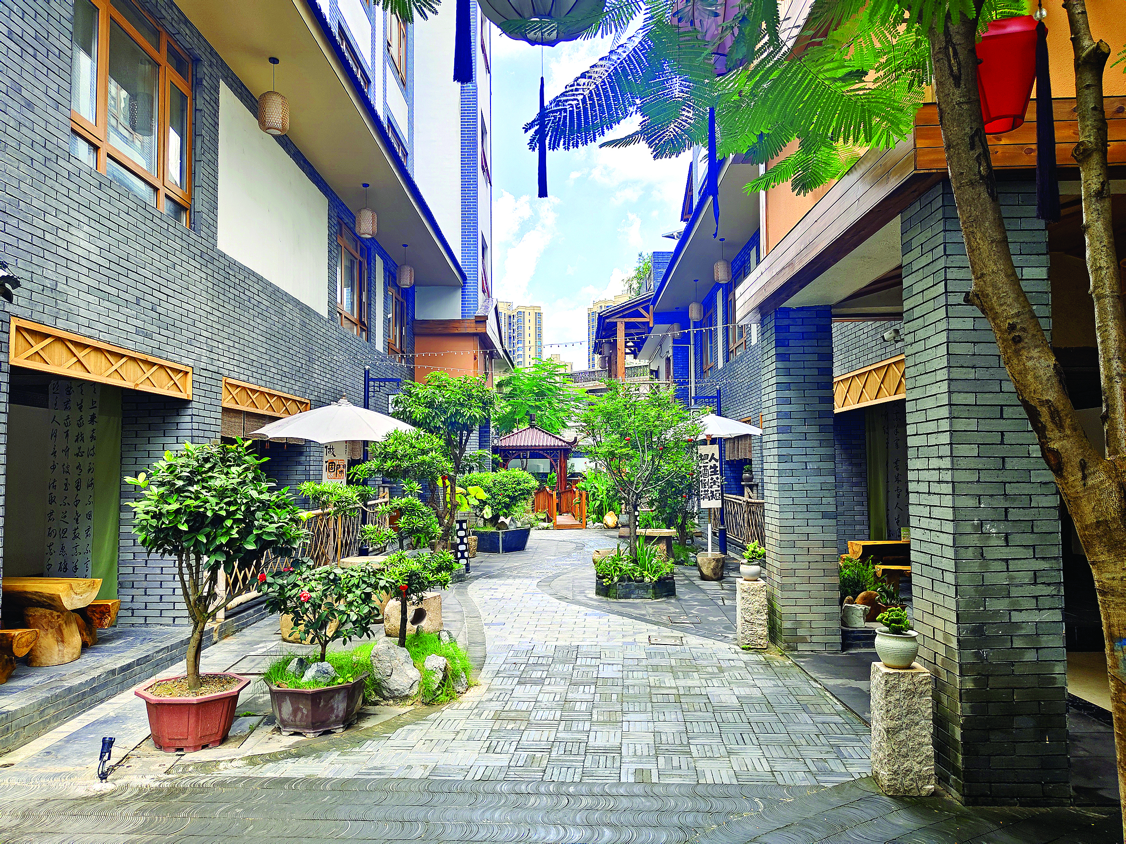     陈江村杏瓦舍民宿通过对闲置厂房和宿舍改造，打造出别具特色的住宿空间。