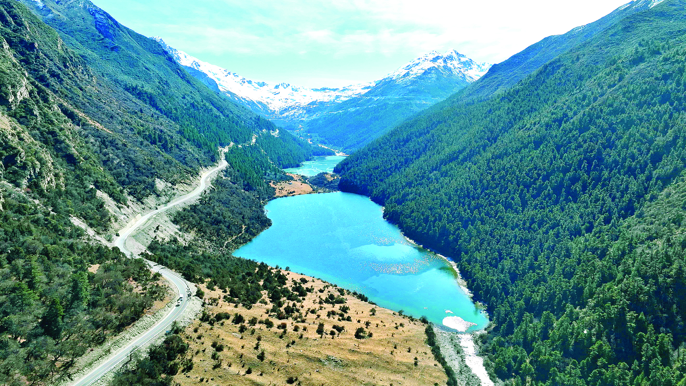     雪山下的拉多藏湖风光秀美。