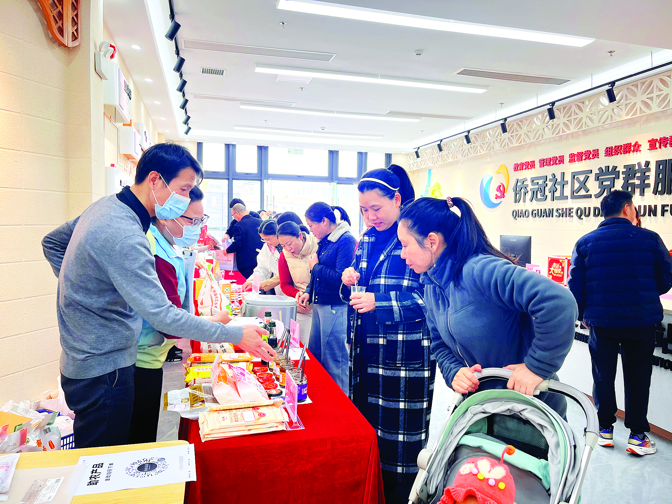     居民在侨冠未来社区一楼展销区试吃品鉴、咨询选购。