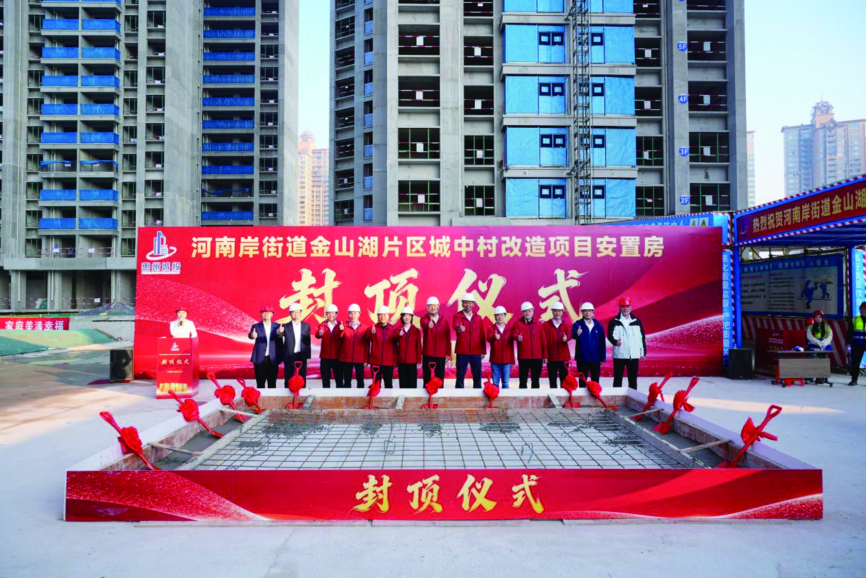     各方代表挥锹浇筑最后一方混凝土。