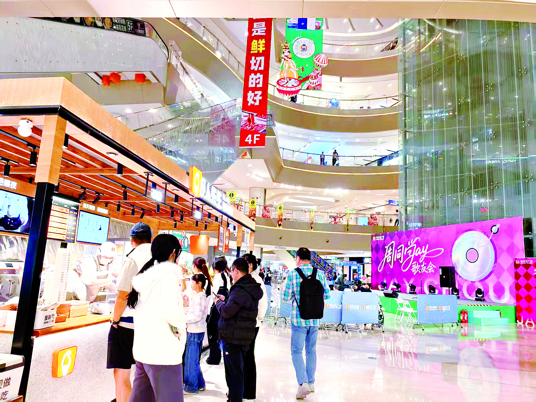     元旦假期，商场纷纷推出优惠活动。惠州日报记者叶丽莎 摄