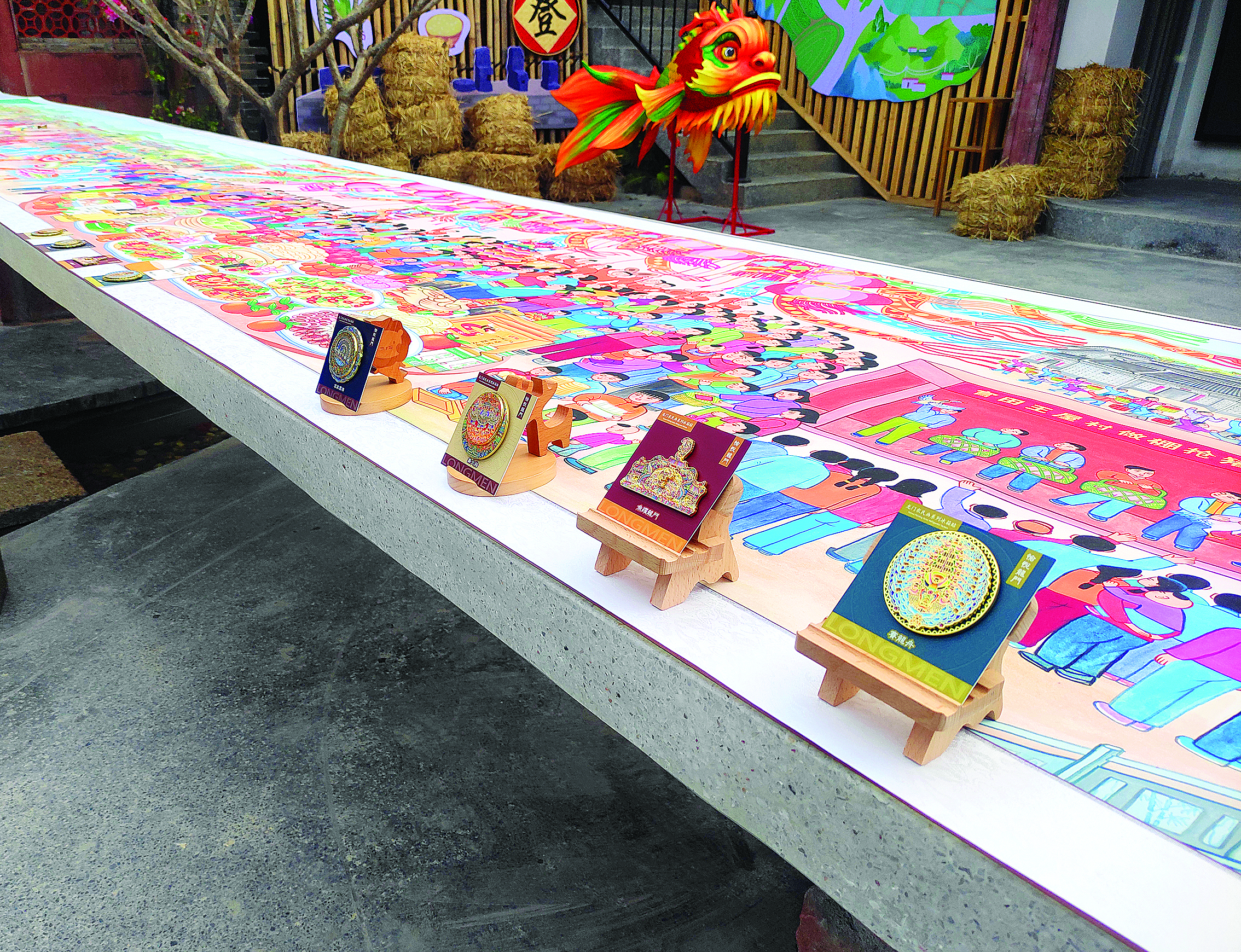     龙门农民画系列冰箱贴在龙门县龙华镇长滩艺术村首度亮相。