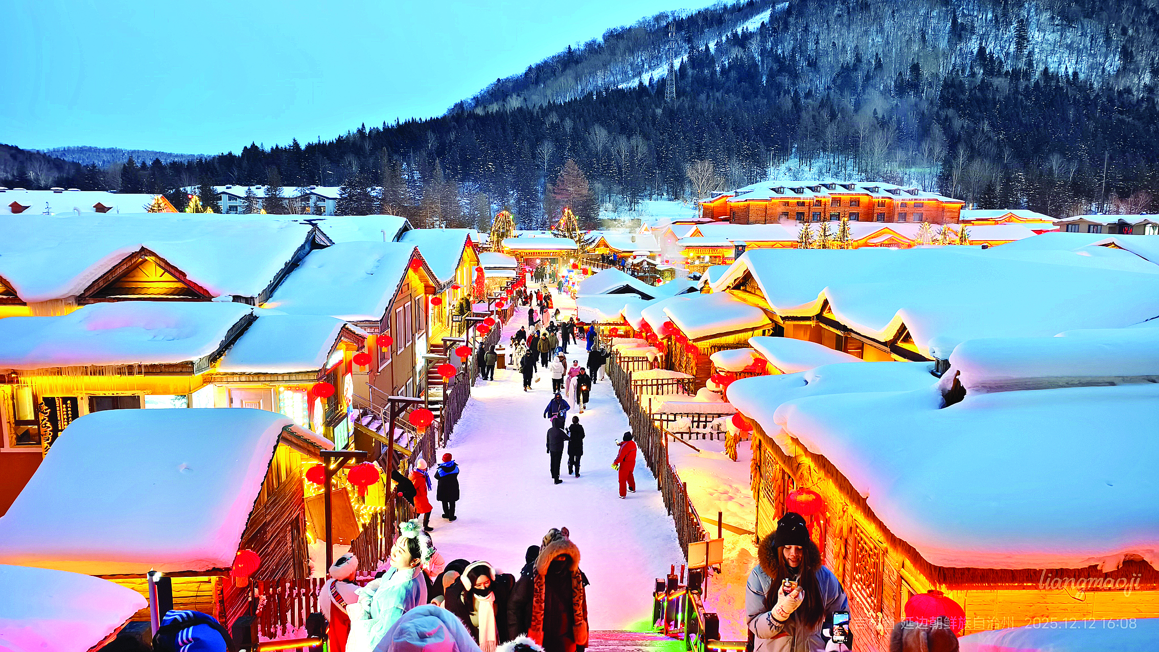 <p>    夜幕下的雪乡。 梁毛记 摄</p>