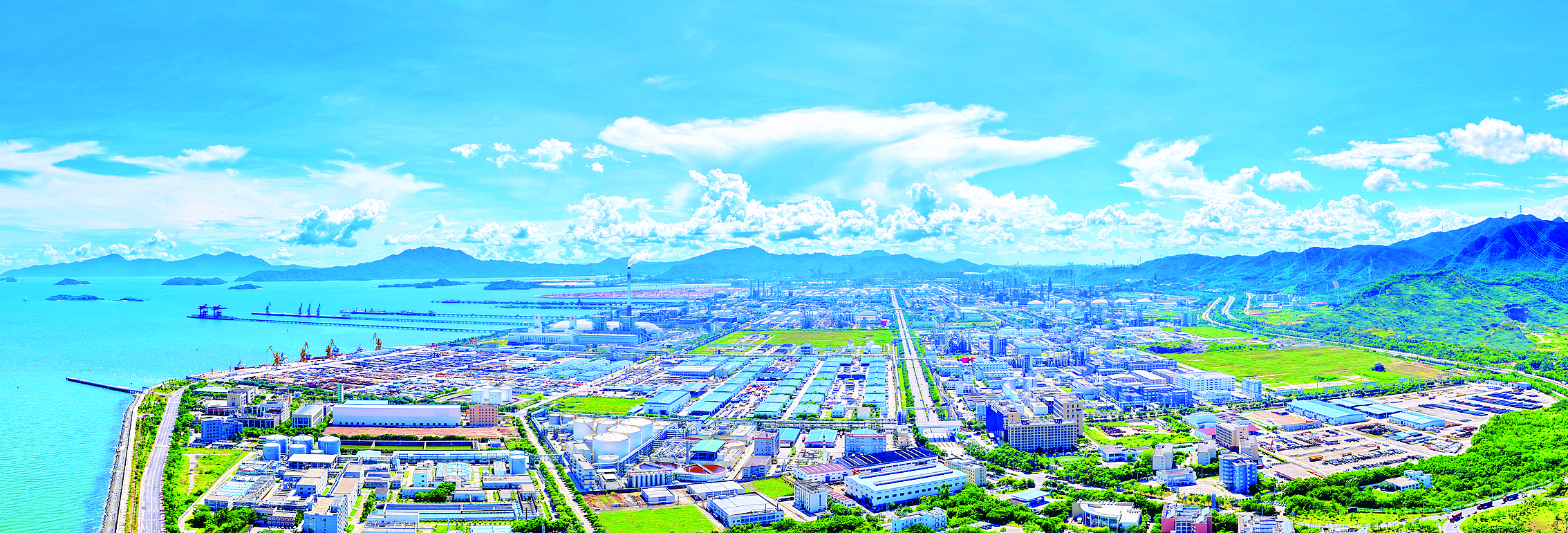     大亚湾石化区在中海油惠州石化、中海壳牌等龙头企业的带动下，埃克森美孚、巴斯夫、恒力等13家世界500强企业相继落户。惠州日报记者谢伟鑫 摄