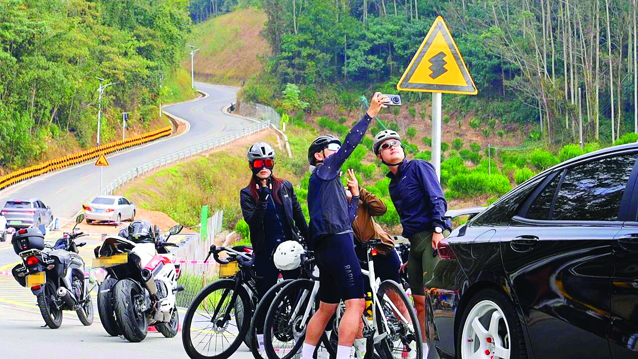     骑友打卡218最美旅游公路。惠州日报记者黄宇翔 摄