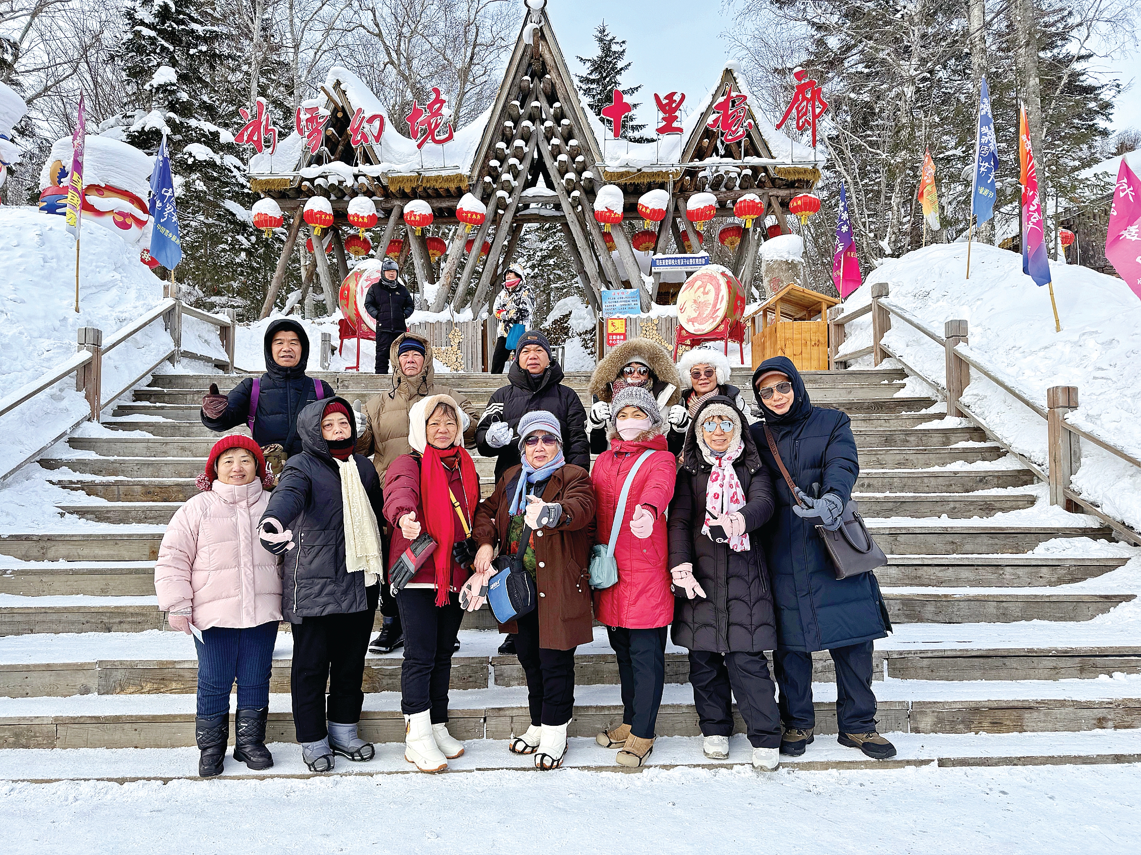 <p>    团友们在冰雪十里画廊留影。梁毛记 摄</p>