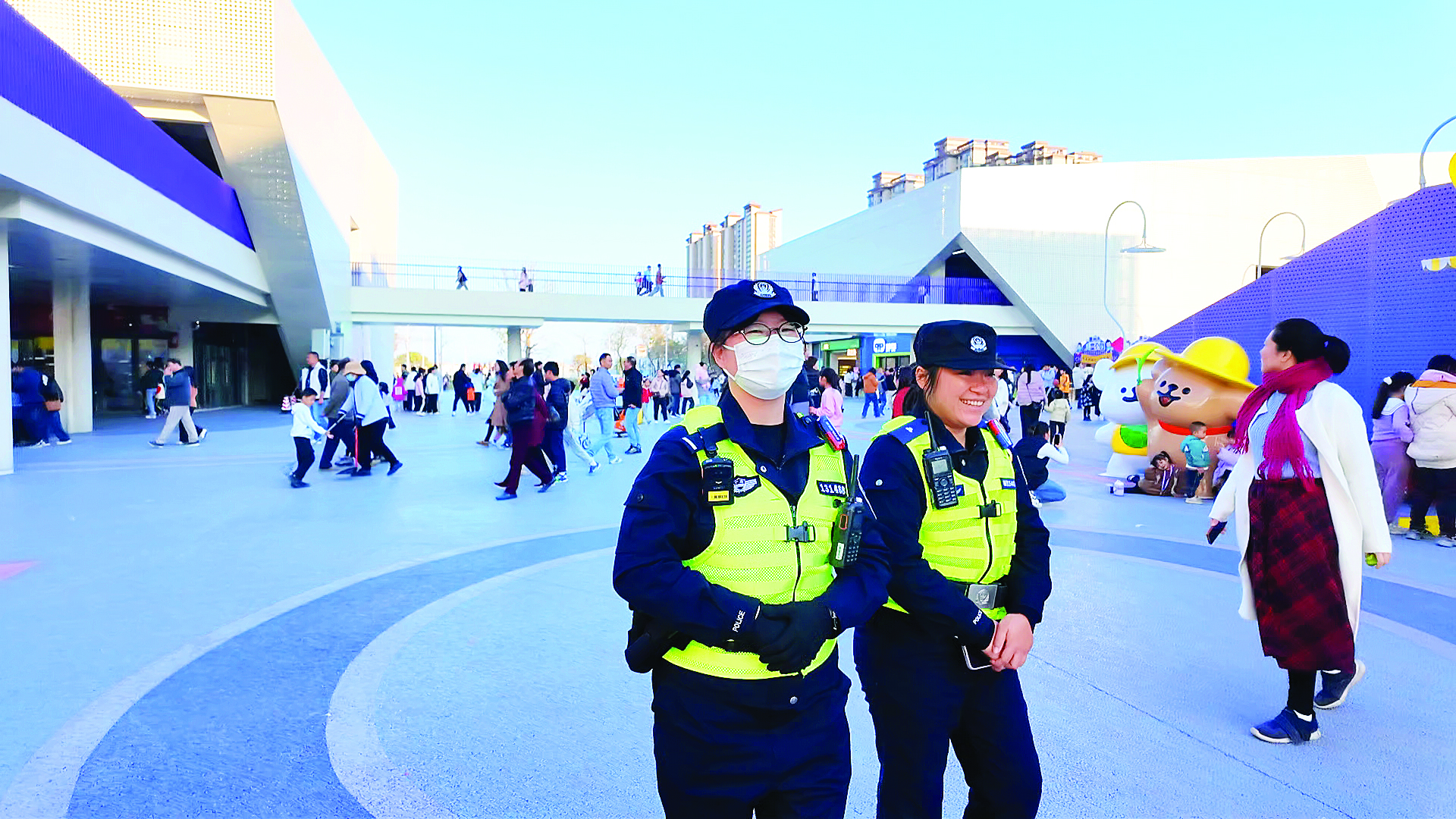     民警在市儿童公园执勤巡逻，保障安全。