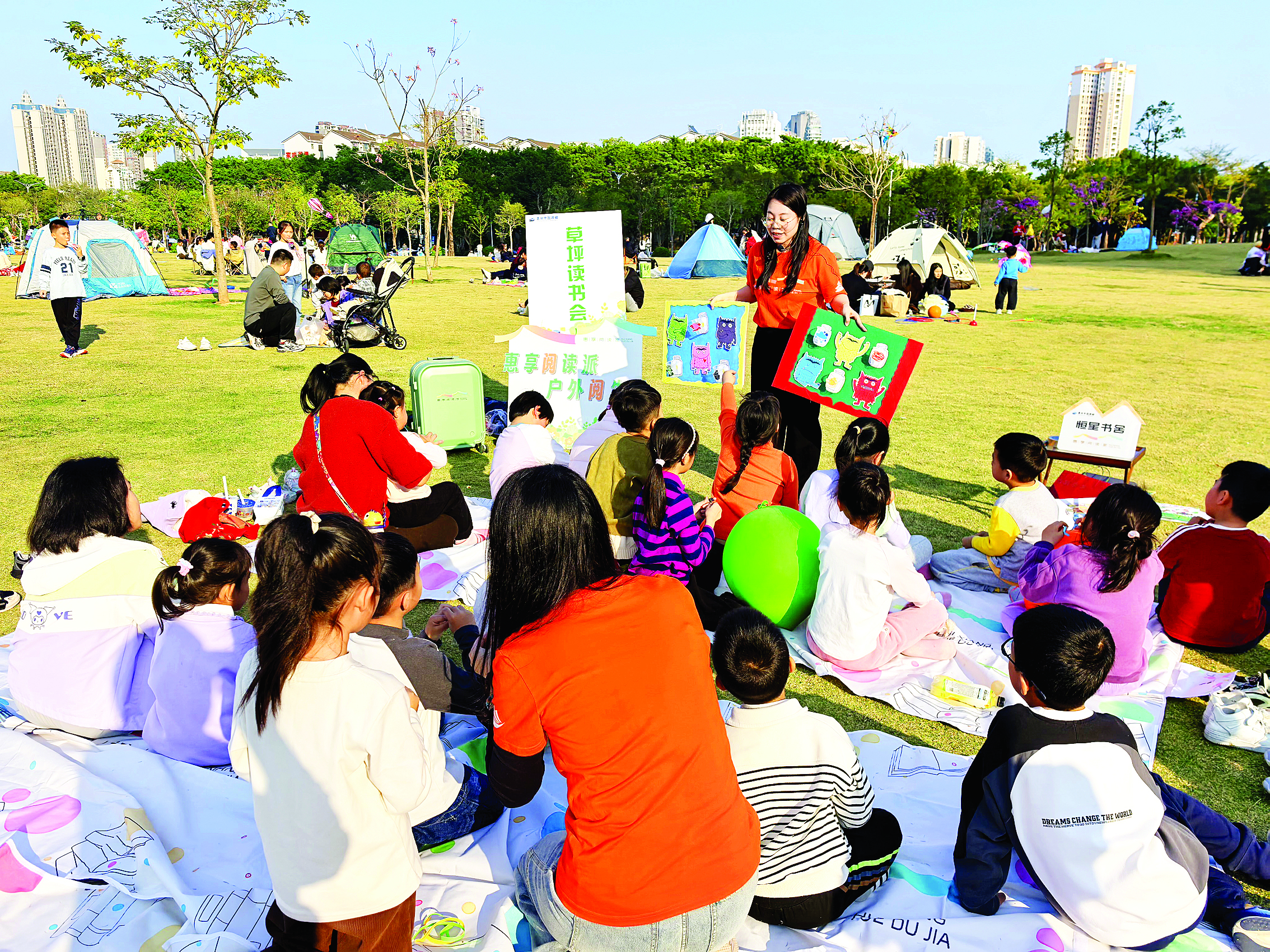     恒星书舍·惠享阅读家讲述《我的情绪小怪兽》绘本故事。    惠州日报记者龚妍 谭琳 通讯员金福宇 摄