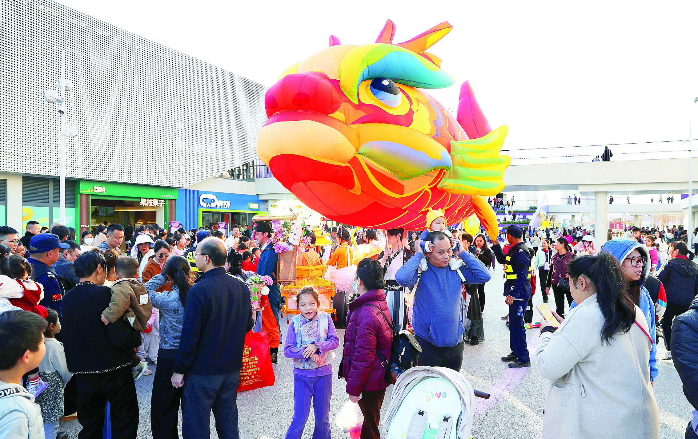     1月2日，市儿童公园主题巡游吸引大量市民参与。本组图片 惠州日报记者钟畅新 摄