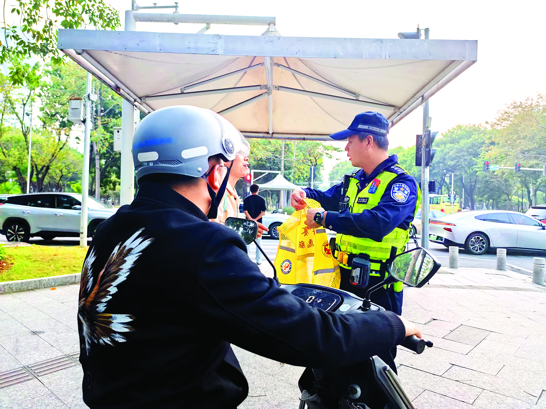    执勤交警对违法驾驶人进行劝导教育。