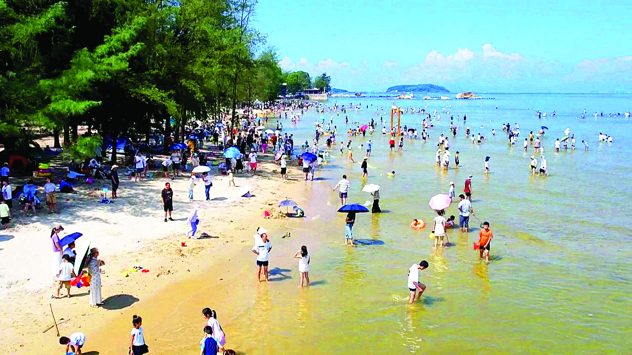     赤砂村赶海公园吸引众多游客。