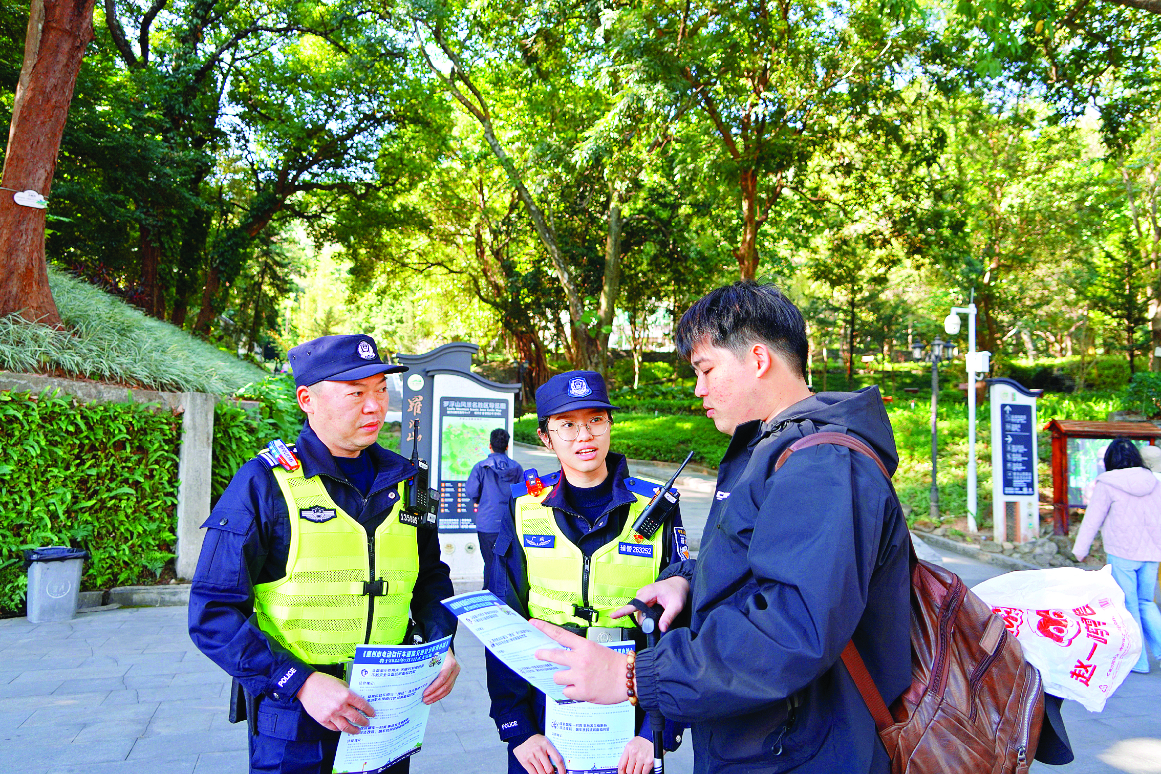     民警在罗浮山景区宣传安全知识。本组图片 惠公宣提供