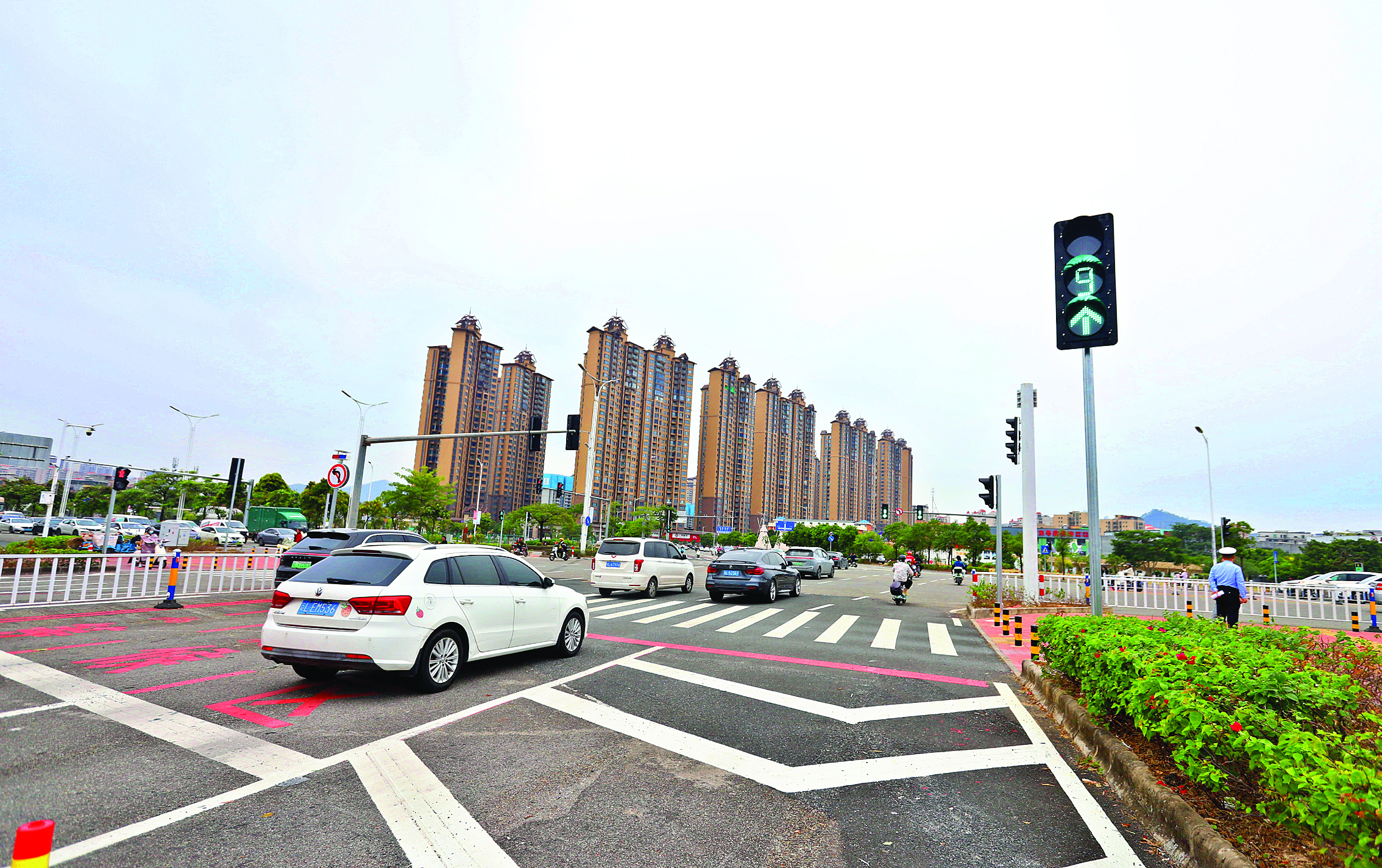     交管部门对金山大道与环湖二路的交通信号灯及相应标识完善后，车辆通行更顺畅。惠州日报记者钟畅新 摄