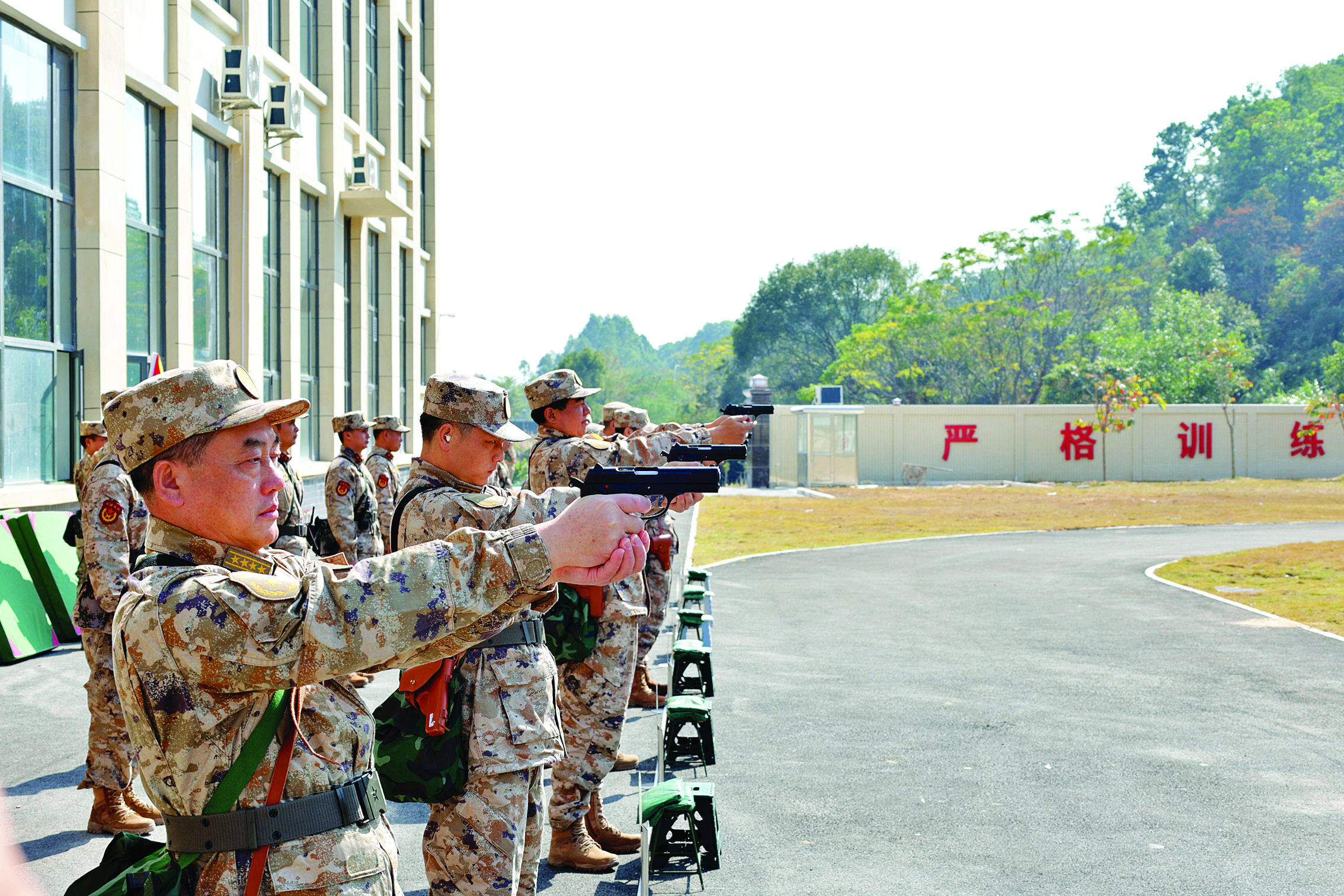     参训官兵在综合射击训练场进行实弹射击考核。