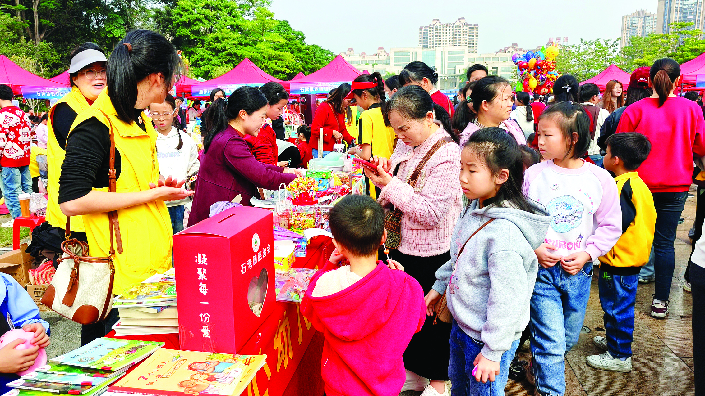 <p>    慈展会现场人声鼎沸。</p>