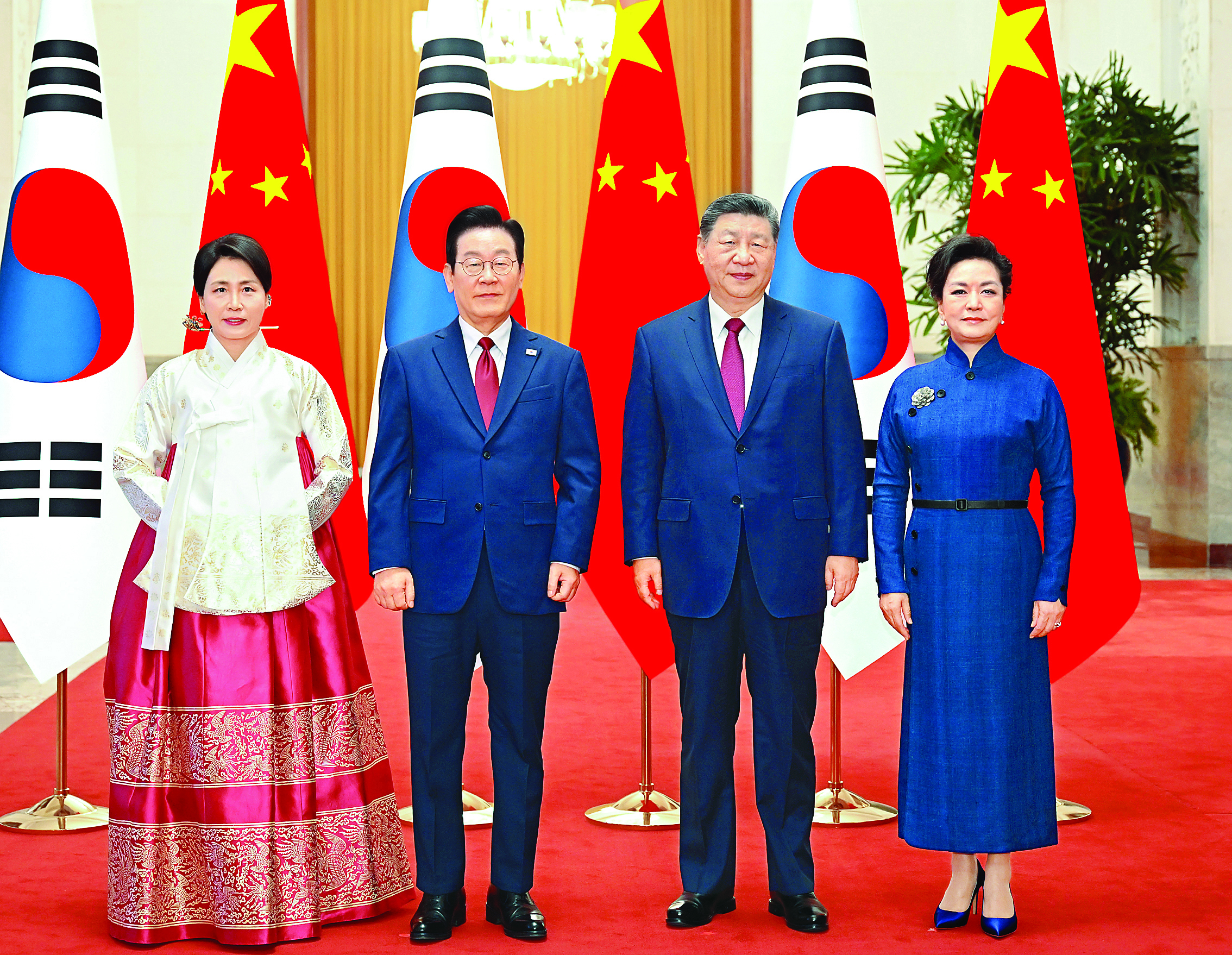     1月5日下午，国家主席习近平在北京人民大会堂同来华进行国事访问的韩国总统李在明举行会谈。这是会谈前，习近平和夫人彭丽媛同李在明和夫人金惠景合影。新华社发