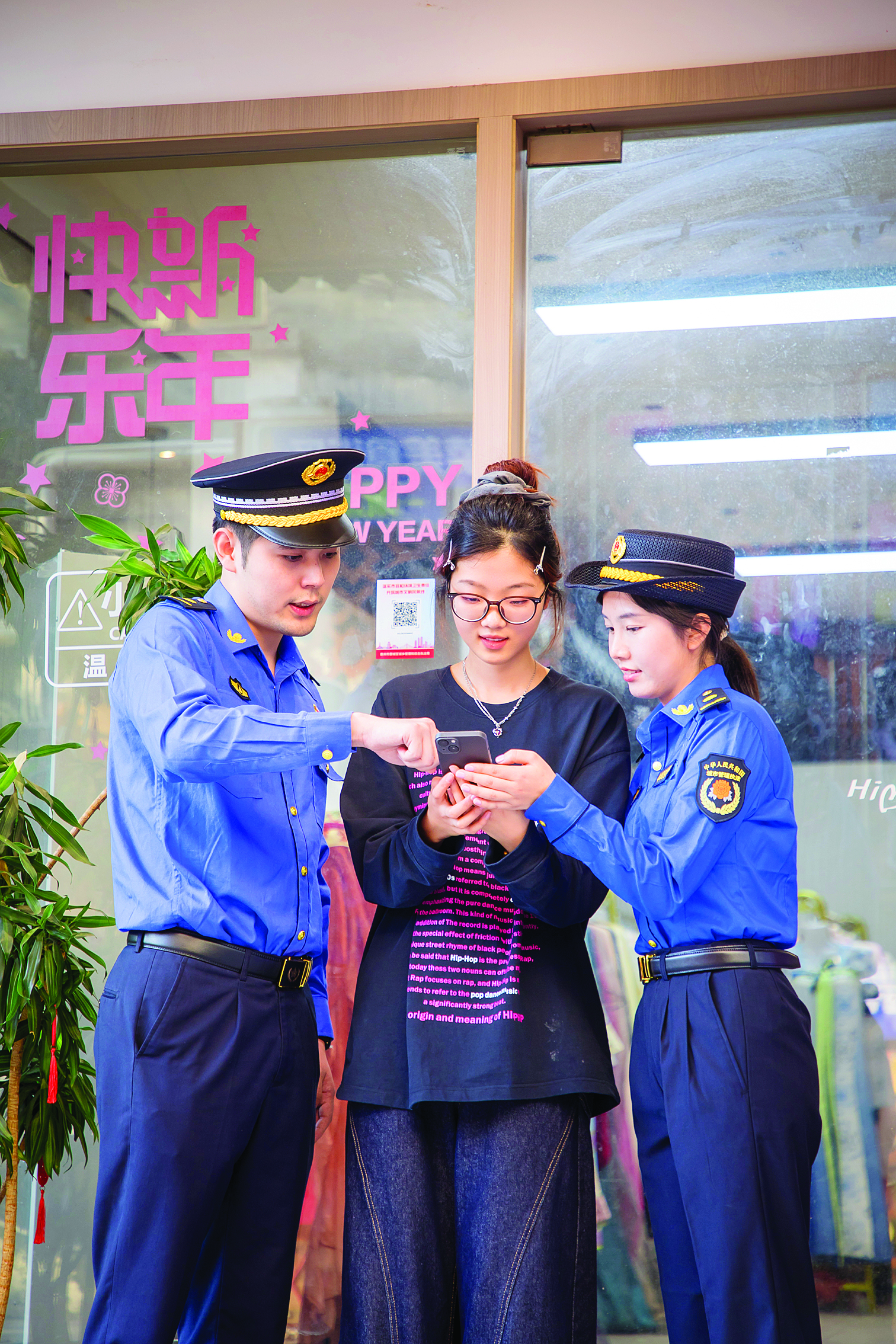     城管执法人员讲解商铺赋码管理功能。