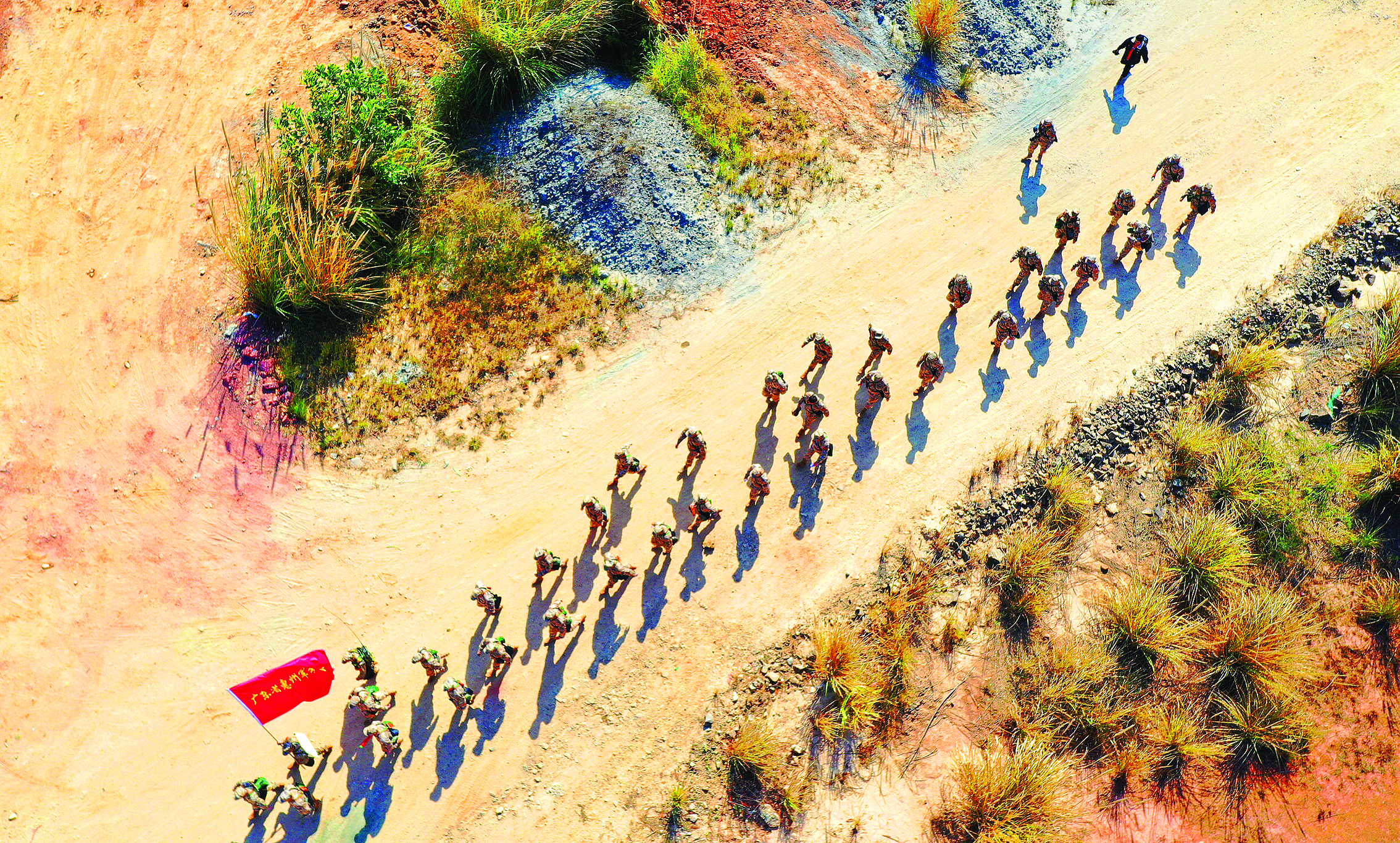     参训队伍挺进陌生复杂地域，扎实开展战斗精神教育和实战化演训。