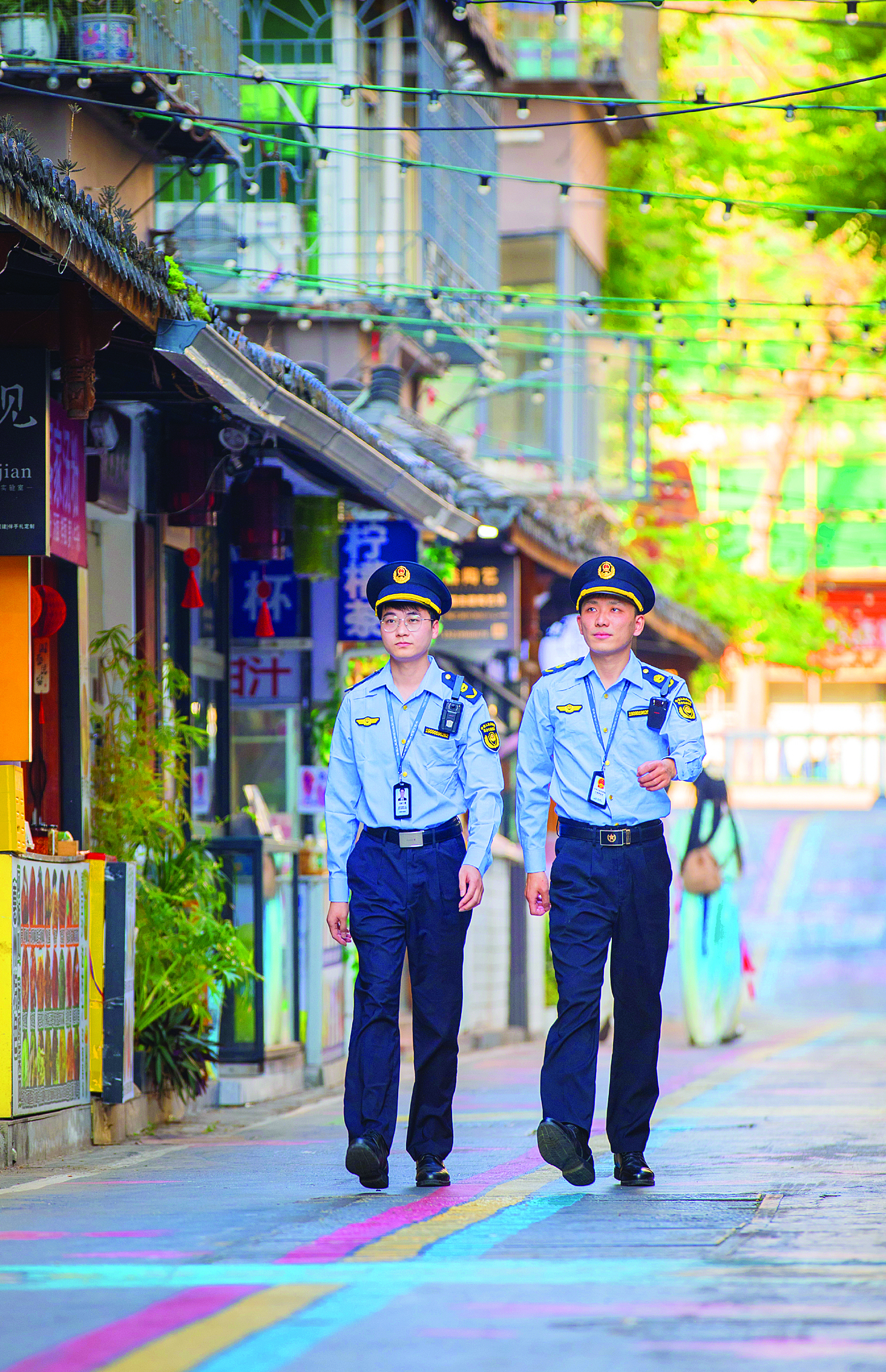     城管执法人员开展日常巡查。