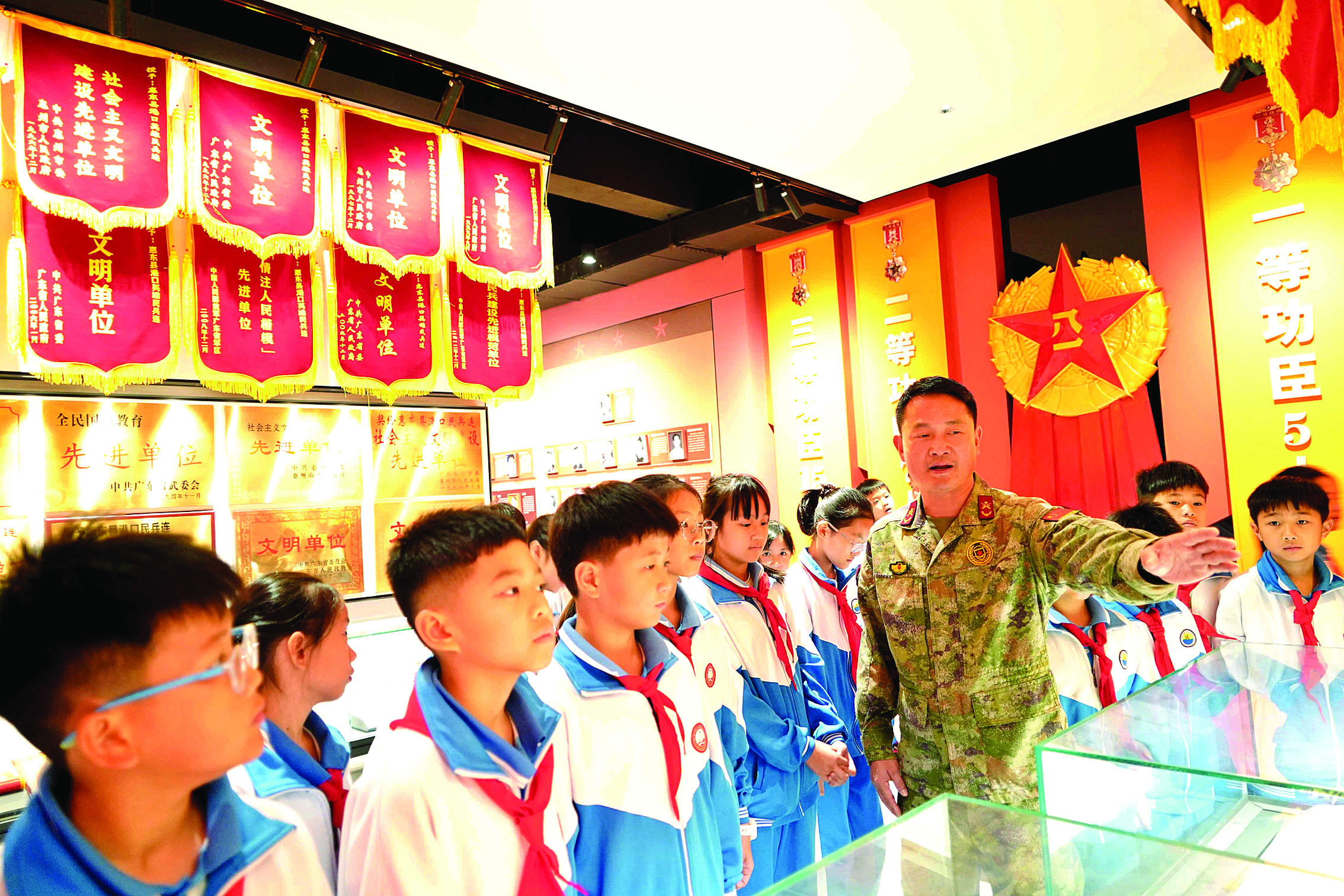     学生参观港口英雄民兵连展览馆。