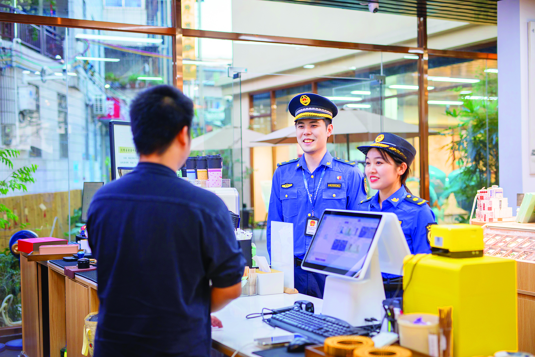     城管执法人员走进商户宣传“门前三包”。