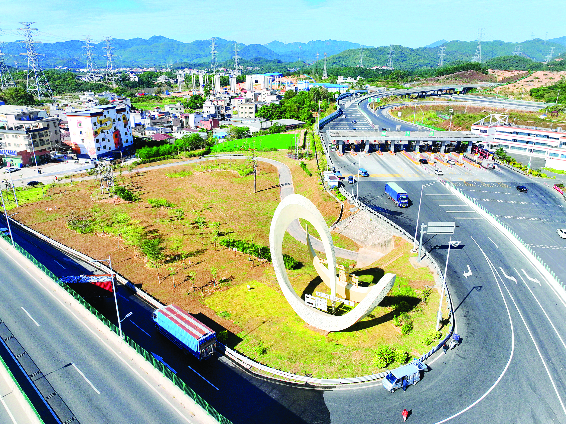 <p>    沈海高速吉隆出口鞋造型地标。</p>