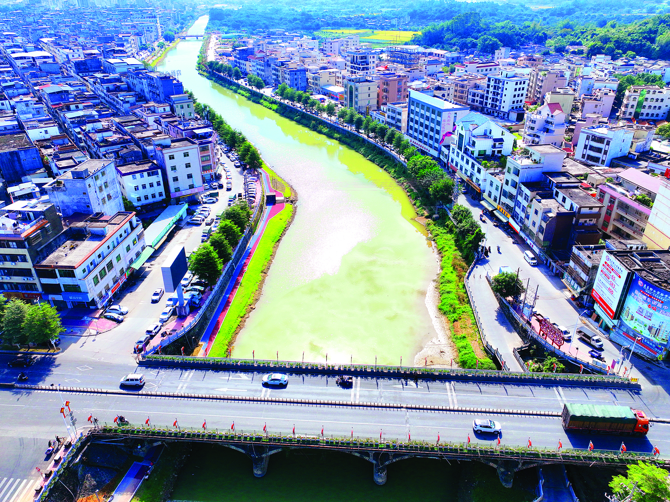 <p>    吉隆河河岸风景秀丽。</p>