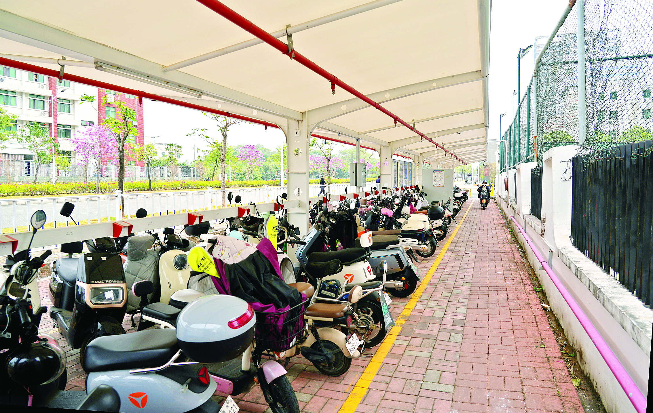     惠城区金世界花园新建成的电动自行车充电区已投用。惠州日报记者朱金赞 摄