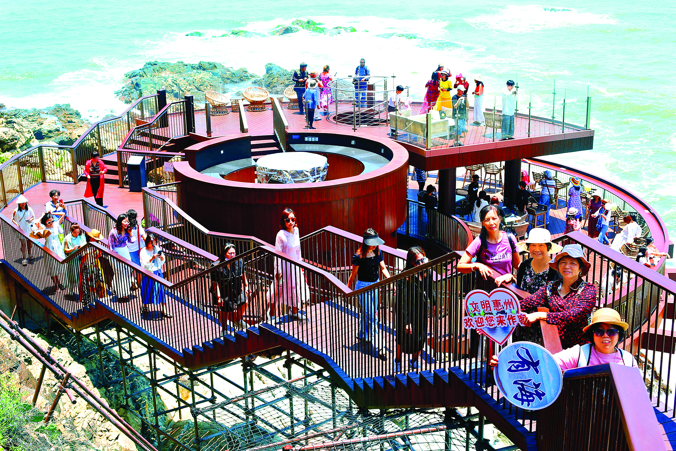 <p>    游客打卡惠东双月湾礁石酒吧。惠州东江图片社供图</p>