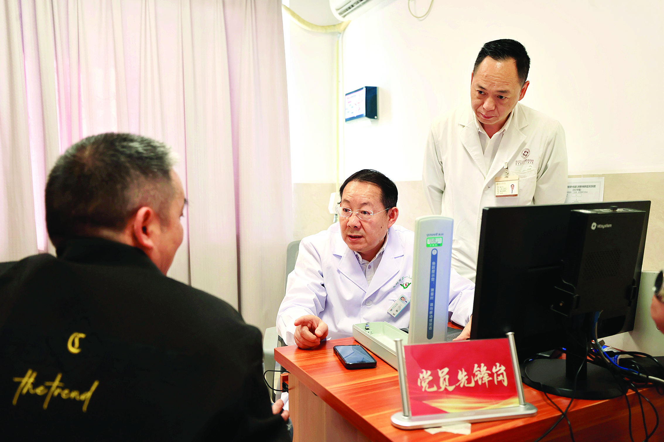     博罗县第三人民医院，驻点帮扶的市名医、市第一人民医院介入血管科主任王革细心为病人做检查。惠州日报记者杨建业 摄