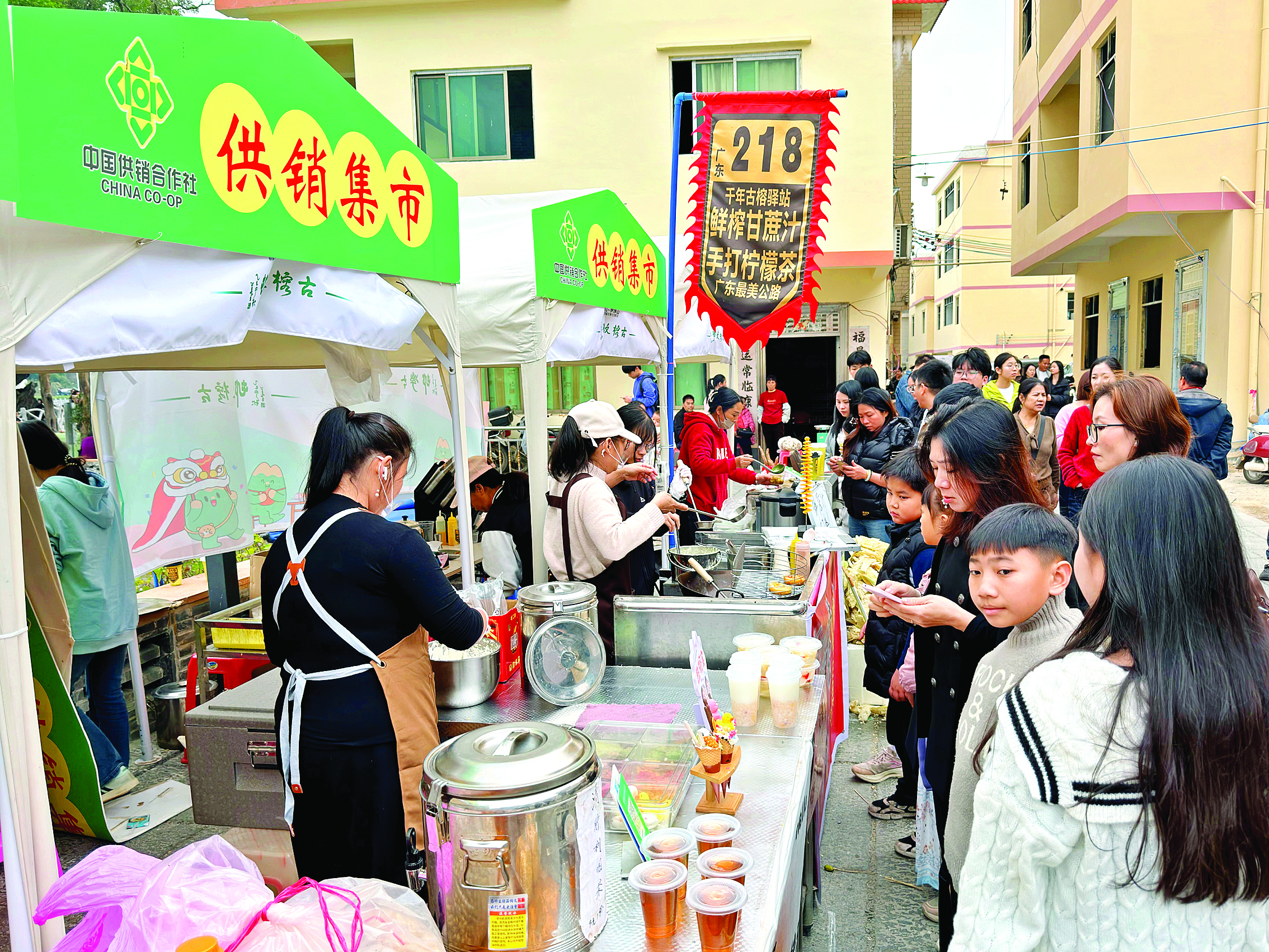     218最美旅游公路持续火热，为中心村周边村民带来不少商机。    惠州日报记者黄宇翔 摄