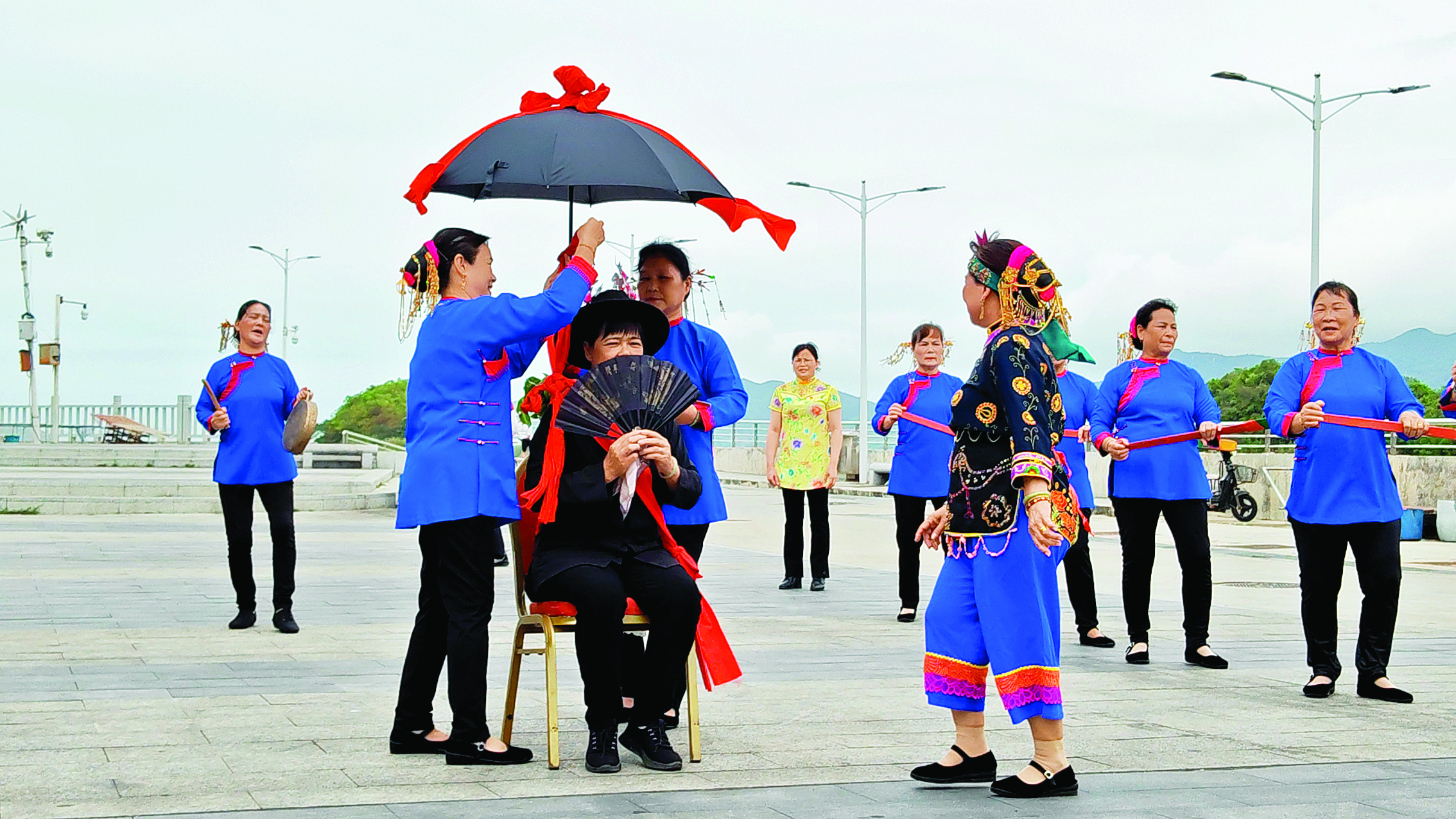<p>    大亚湾渔家婚嫁习俗表演。惠州日报记者匡湘鄂 摄</p>