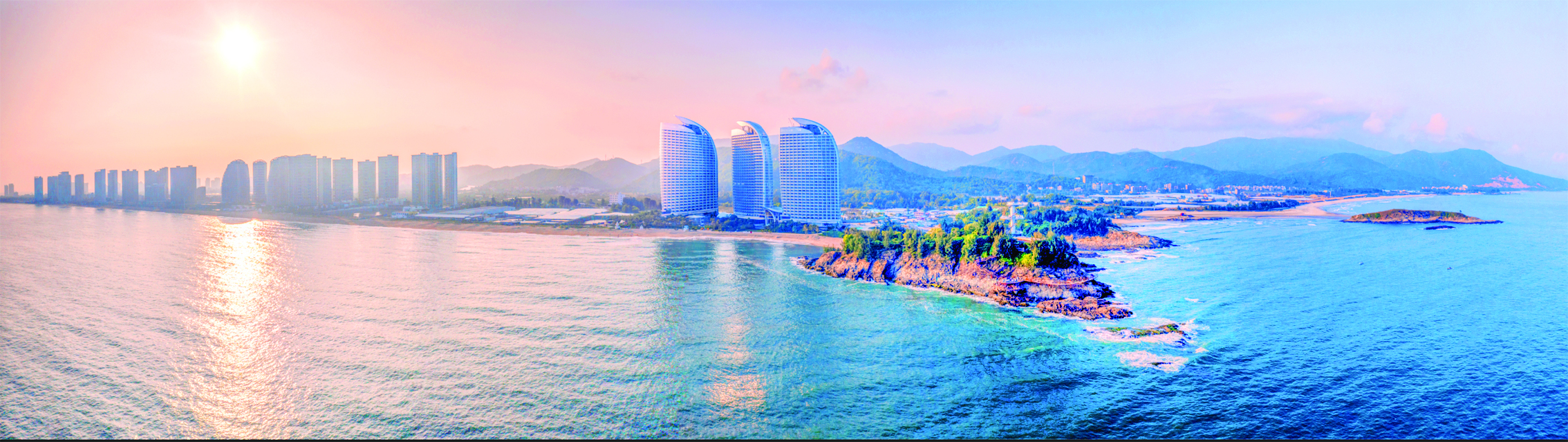 <p>    美丽的双月湾。 惠州东江图片社供图</p>