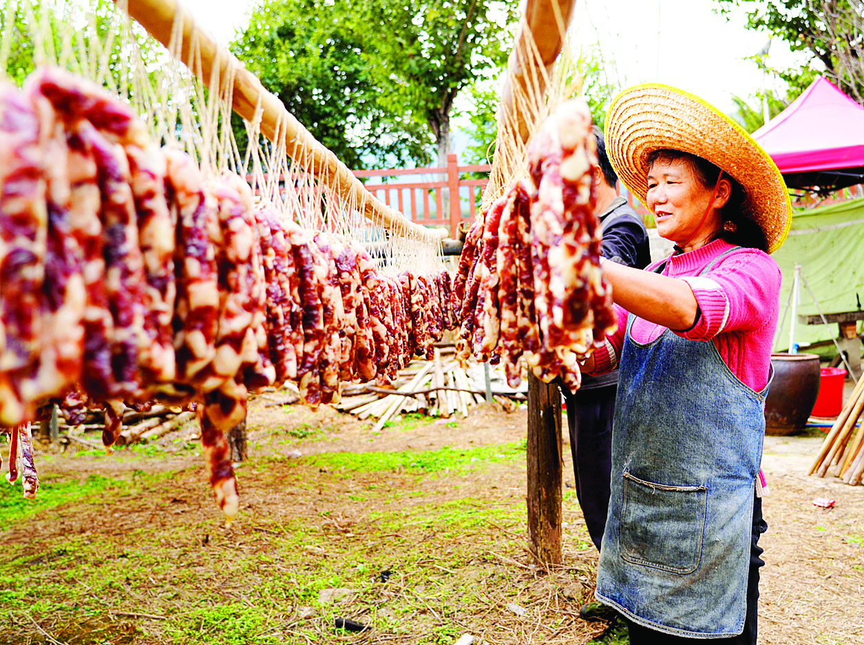     地派镇村民赶制腊味。    惠州日报记者黄宇翔 通讯员龙融心 摄